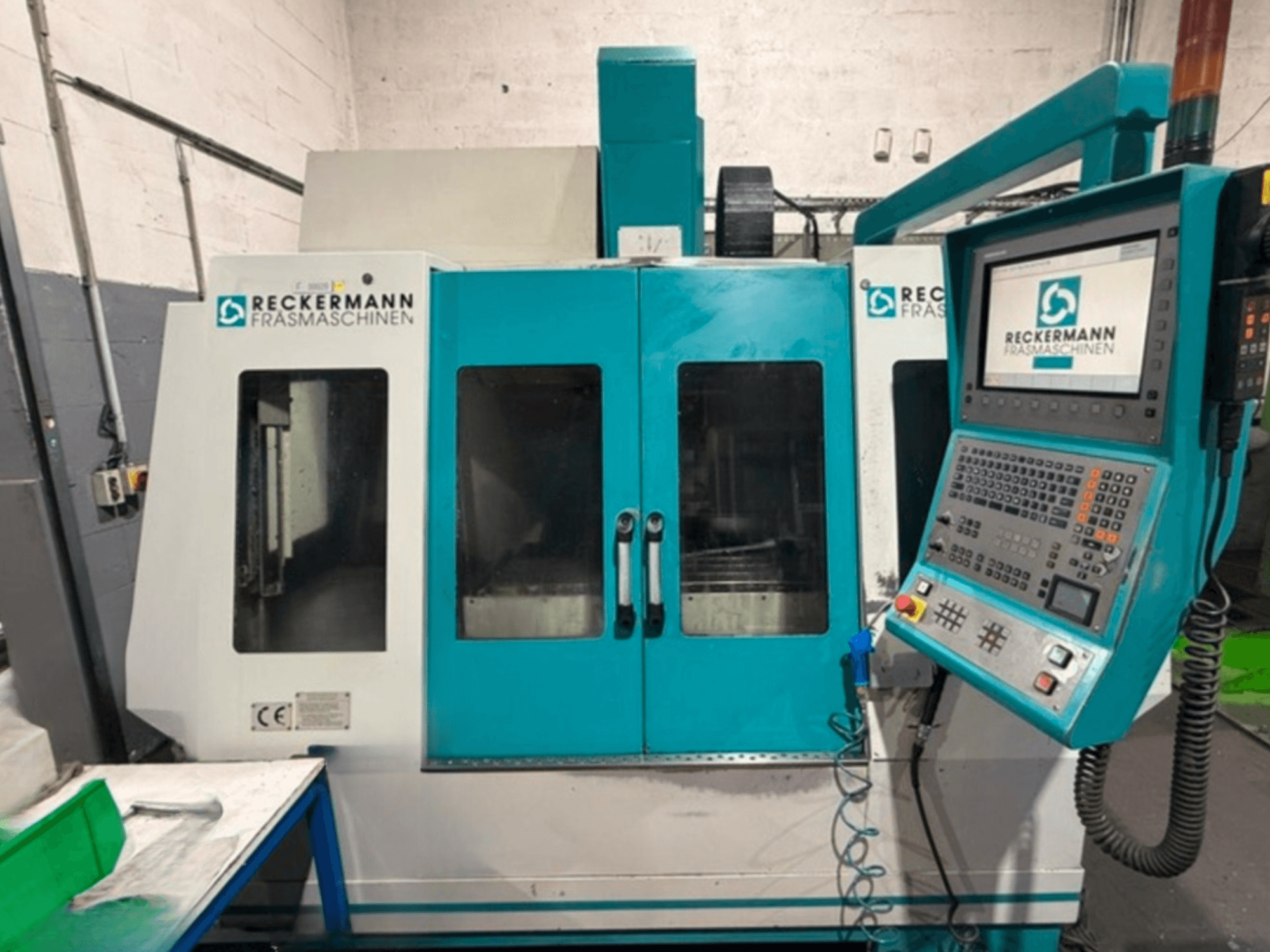 RECKERMANN RBZ 1050 Universeel bewerkingscentrum, vooraanzicht, met bedieningspaneel en dubbele kijkvensters.