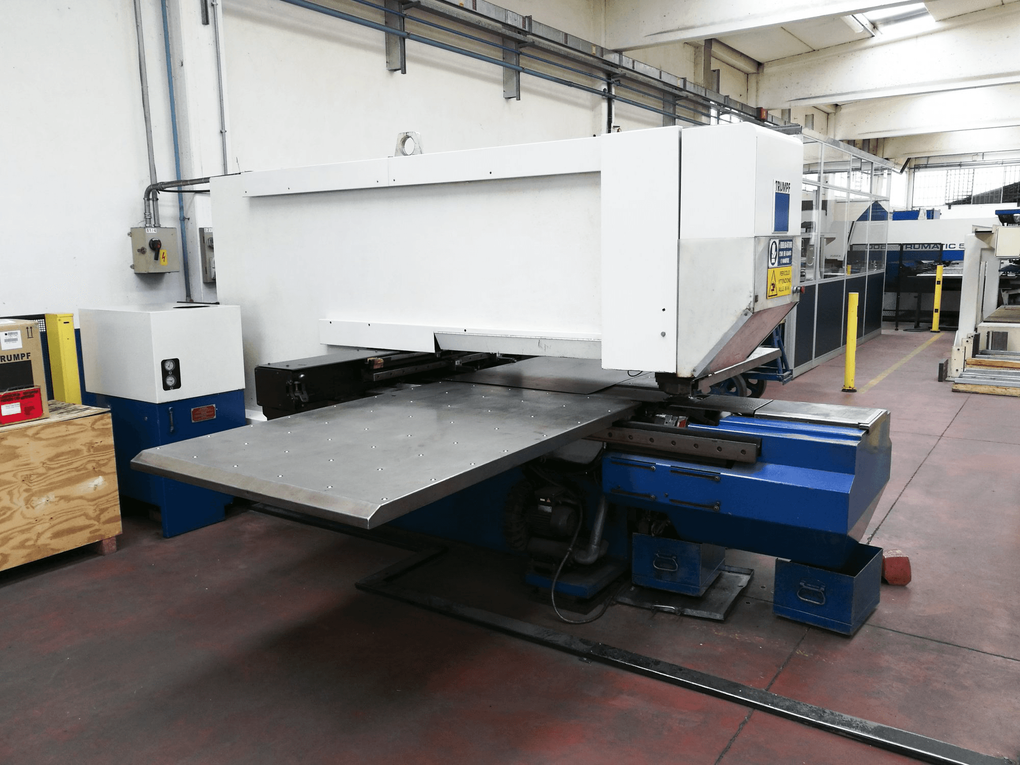 Links zicht van Trumpf Trumatic 240 machine
