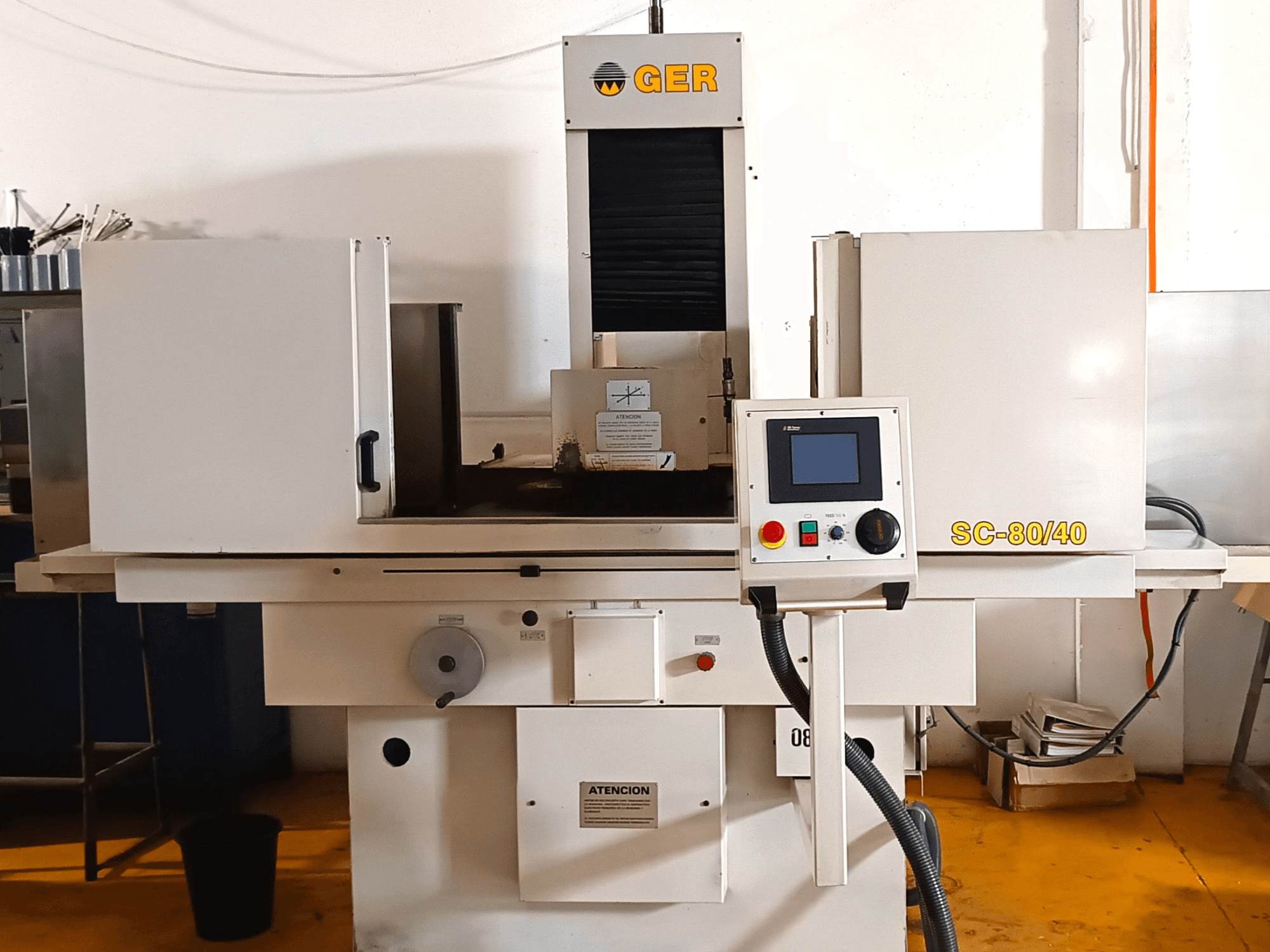GER SC 80-40 vlakslijpmachine, vooraanzicht, met bedieningspaneel, slijpgebied en veiligheidslabels.