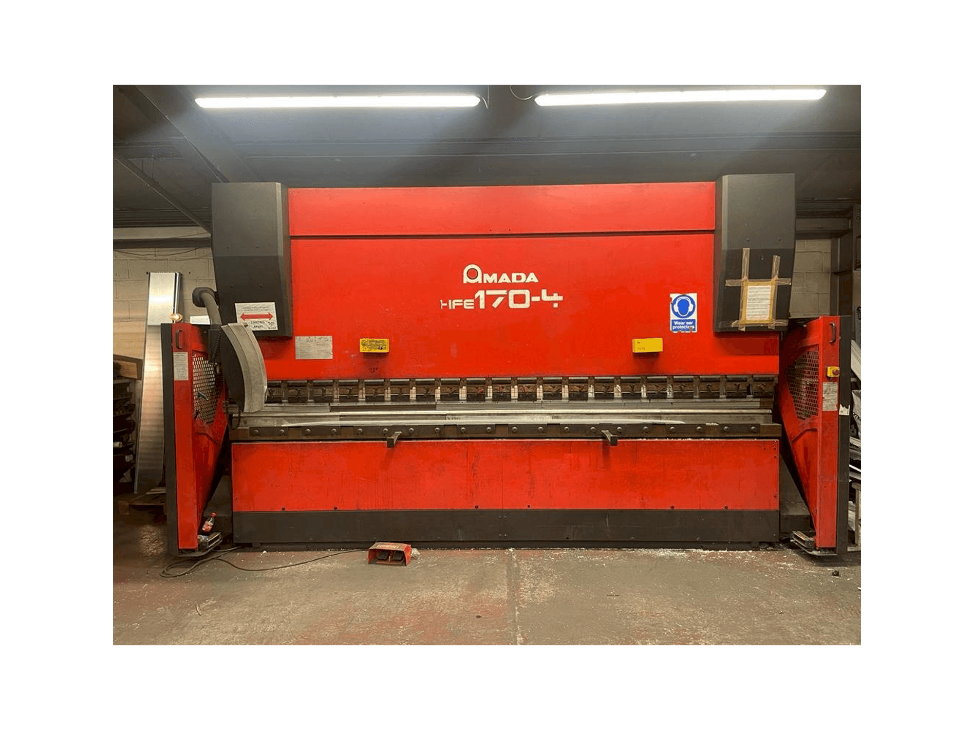 Vooraanzicht van AMADA HFE 170-4 machine