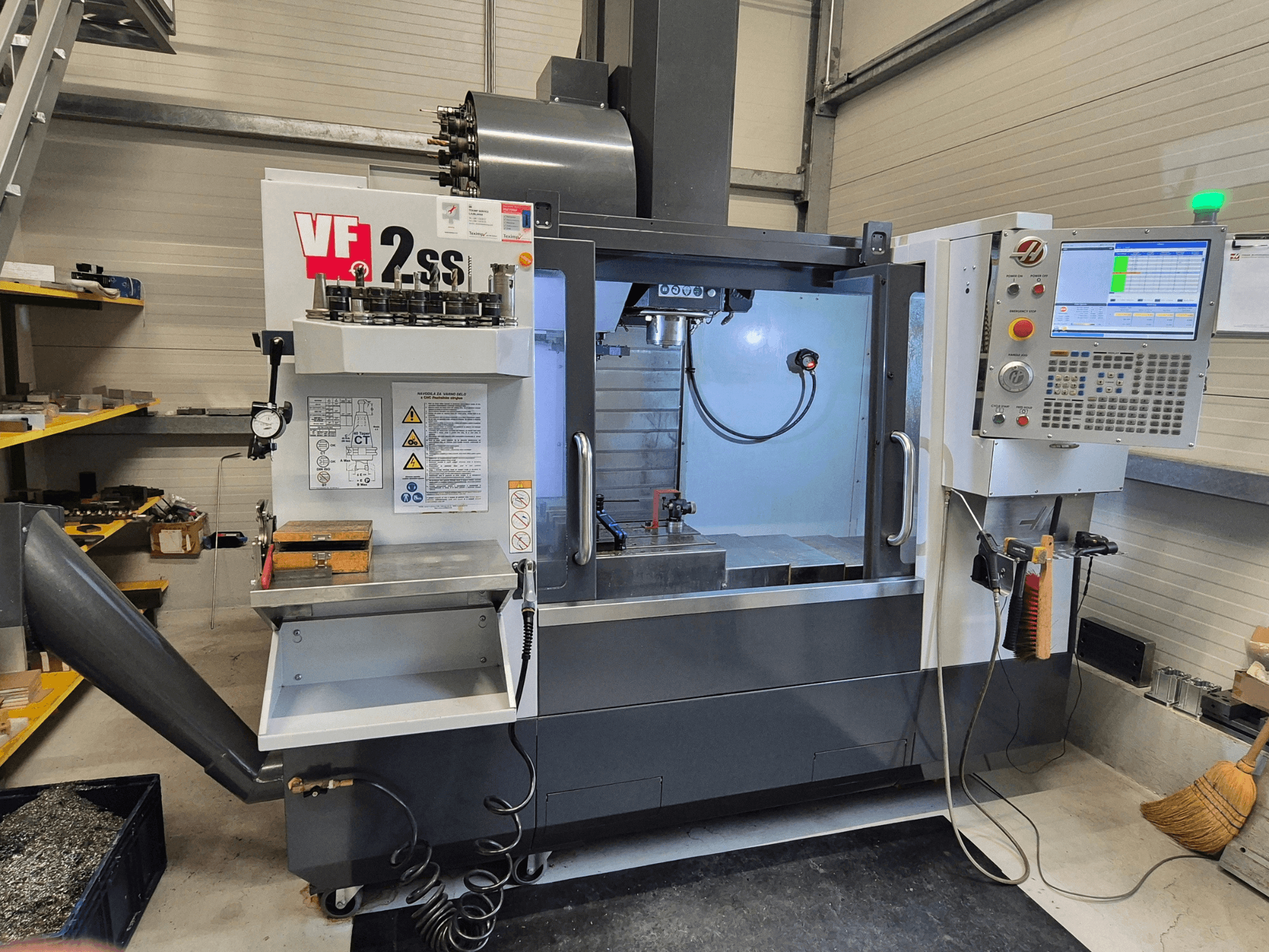 HAAS VF2 SS-EU verticaal bewerkingscentrum in vooraanzicht, met de bedieningselementen, de spindel en het bewerkingsgebied.