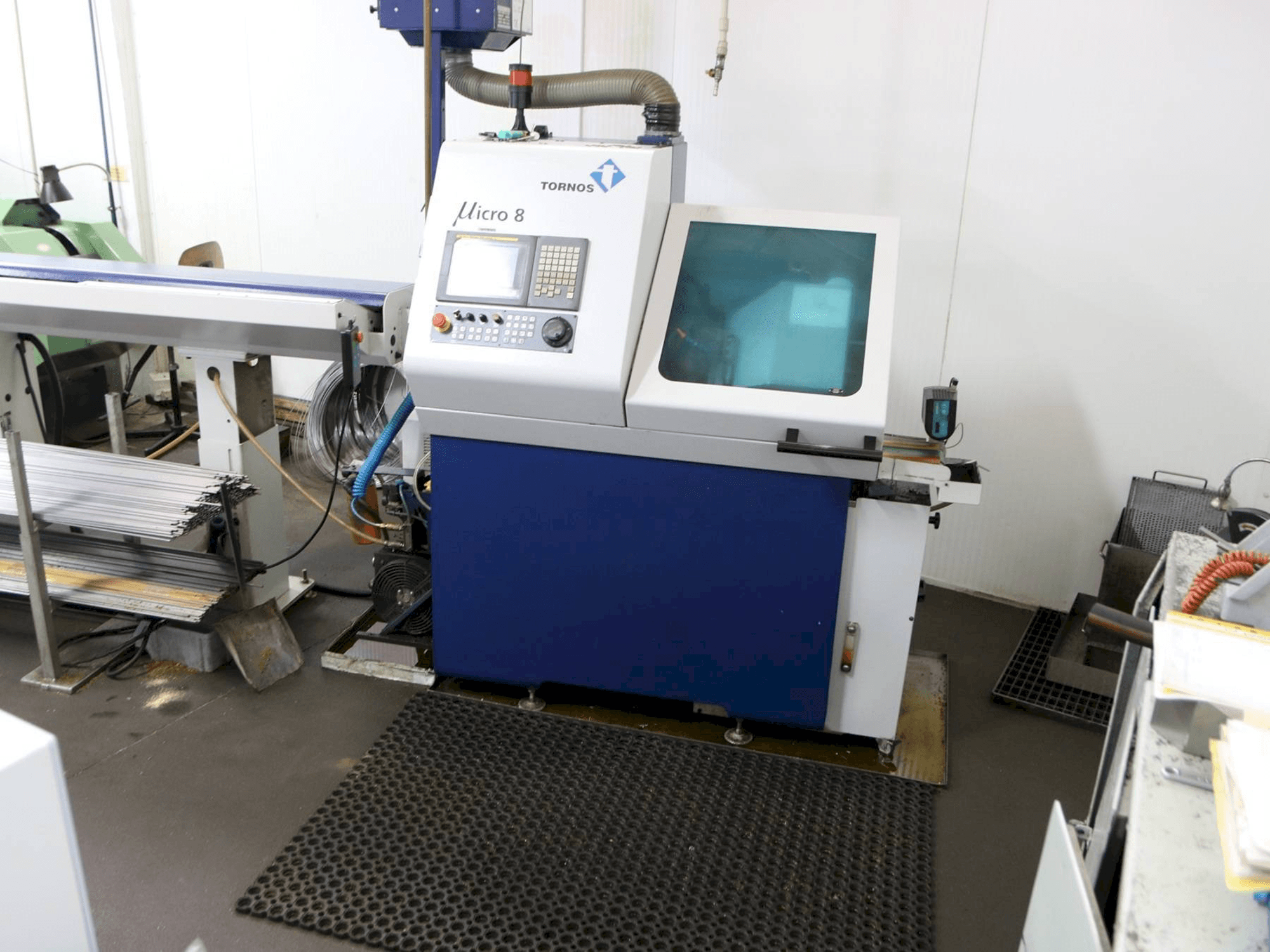 Vooraanzicht van Tornos Micro 8 machine