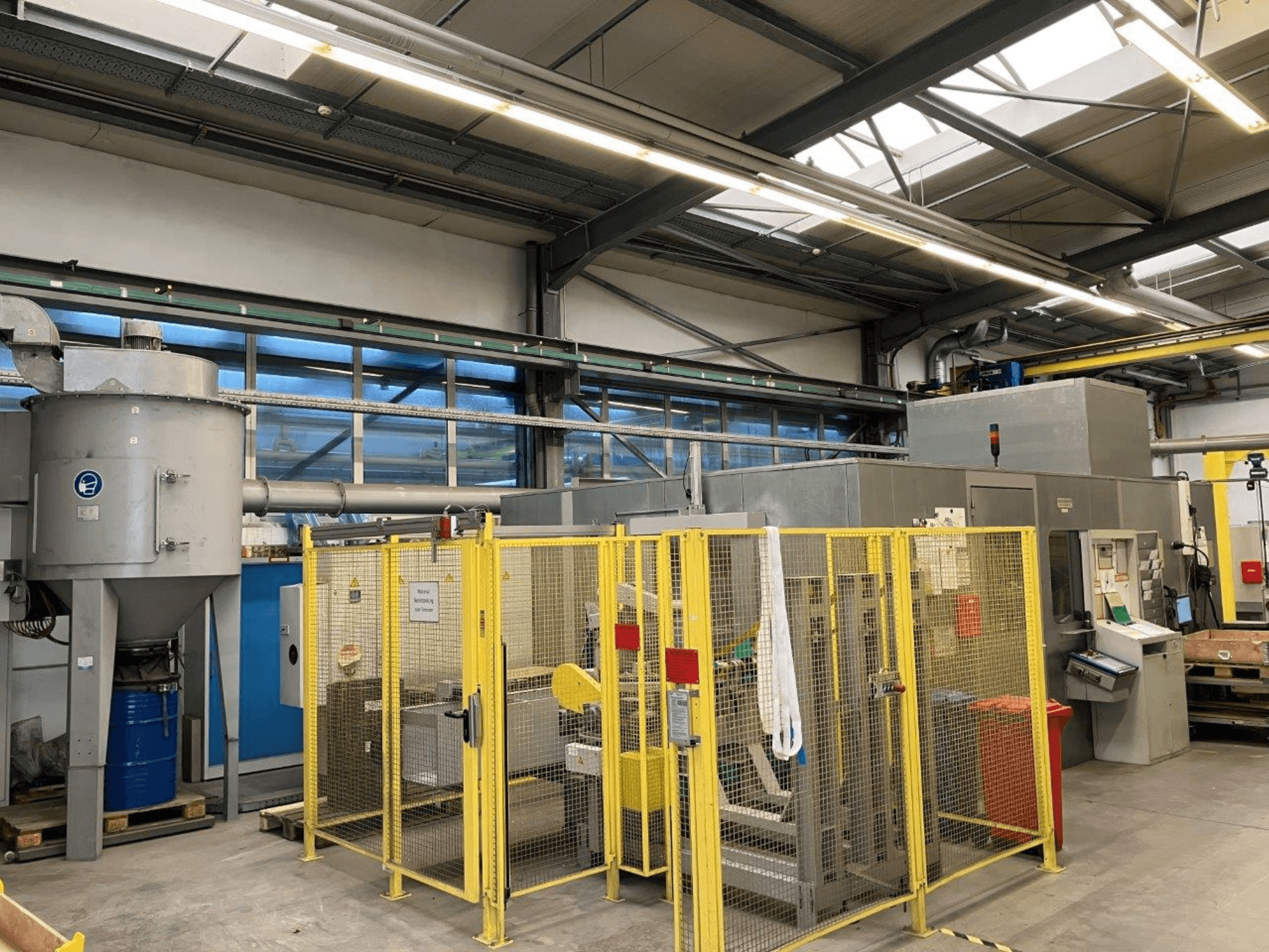 Centerloze slijpmachine HARALD BAUGMARTEN TM 400 S, vooraanzicht met veiligheidsbehuizing en afzuigsysteem zichtbaar.