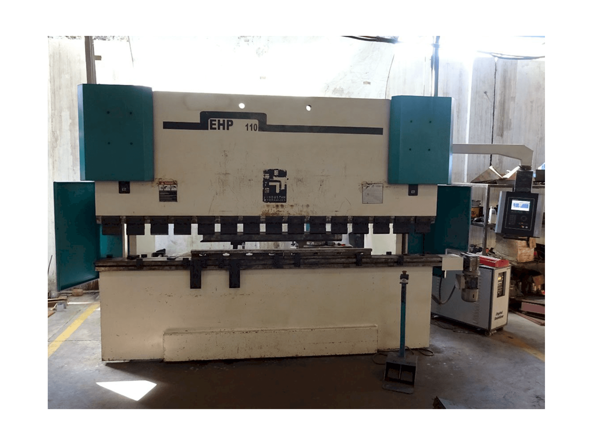 Vooraanzicht van Hindustan Hydraulics EHP 110 machine