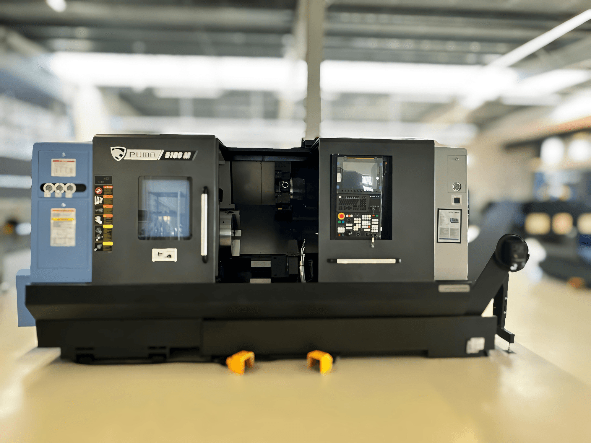 Vooraanzicht van DN SOLUTIONS PUMA 5100 MB draai-freescentrum, met het bedieningspaneel en het bewerkingsgebied.