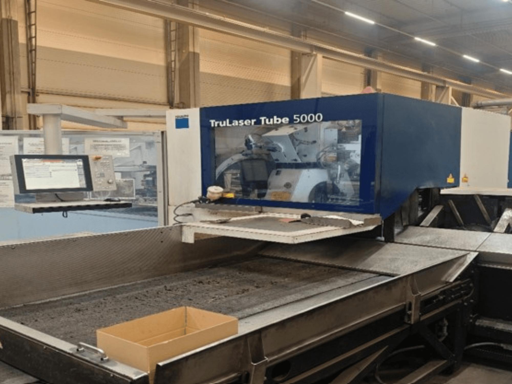 De TRUMPF TruLaser Tube 5000 in vooraanzicht, met het bedieningspaneel en het snijgebied voor nauwkeurige buissnijbewerkingen.