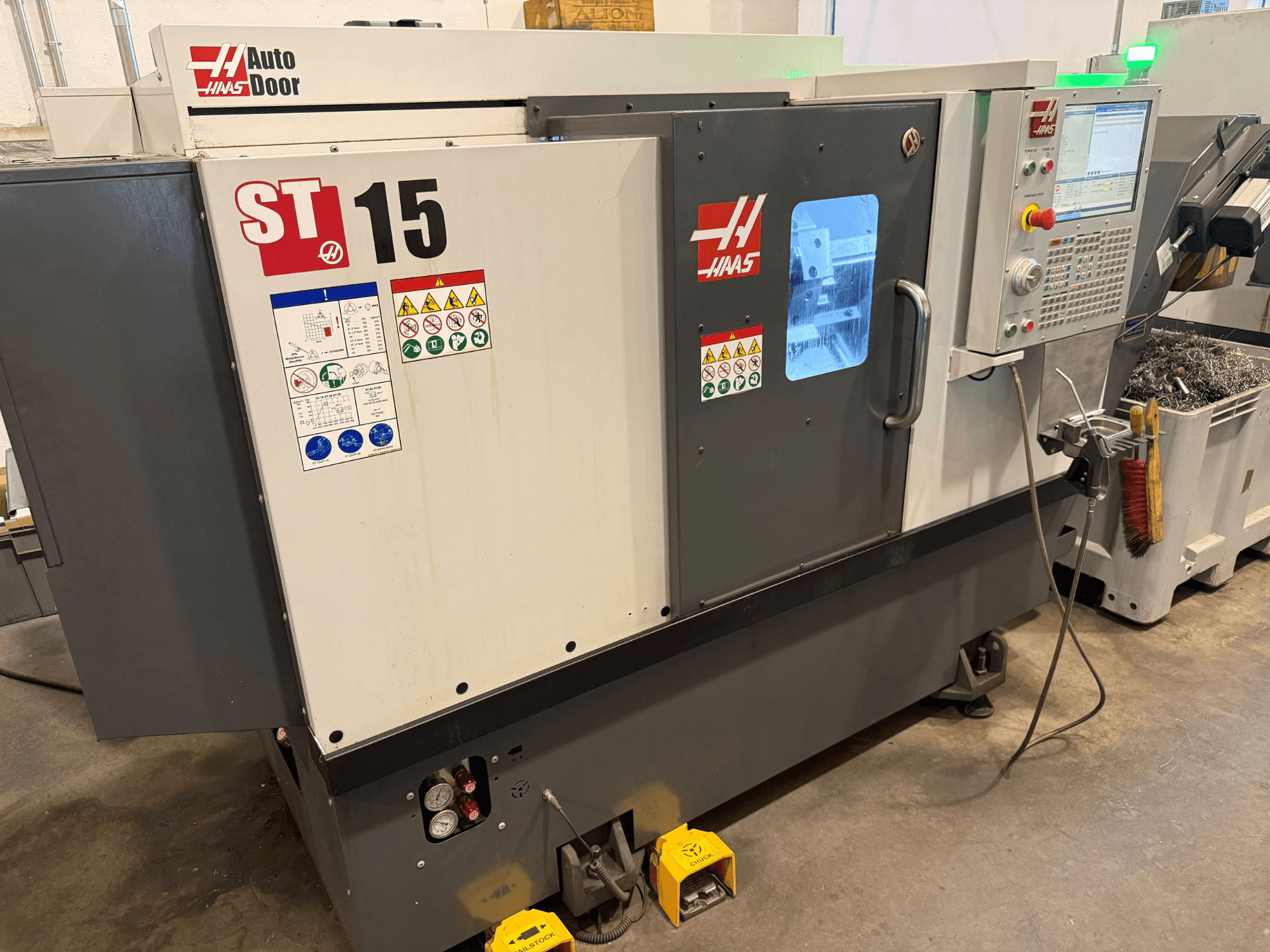 HAAS ST 15 horizontale draaibank, vooraanzicht met bedieningspaneel, automatische deur en zichtbare technische indicatoren.