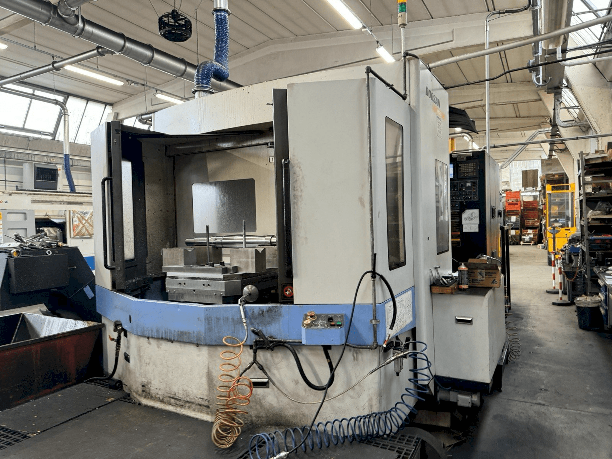 Vooraanzicht van DOOSAN HM 630 machine