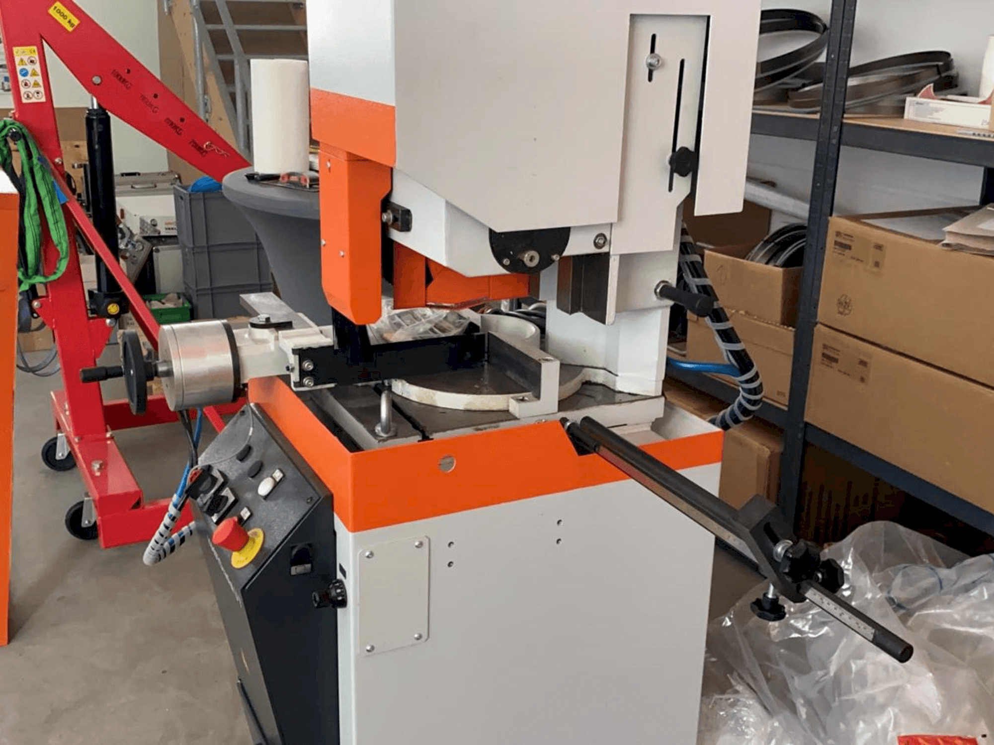 Linkerzijdeaanzicht van KASTO Radial U7 machine