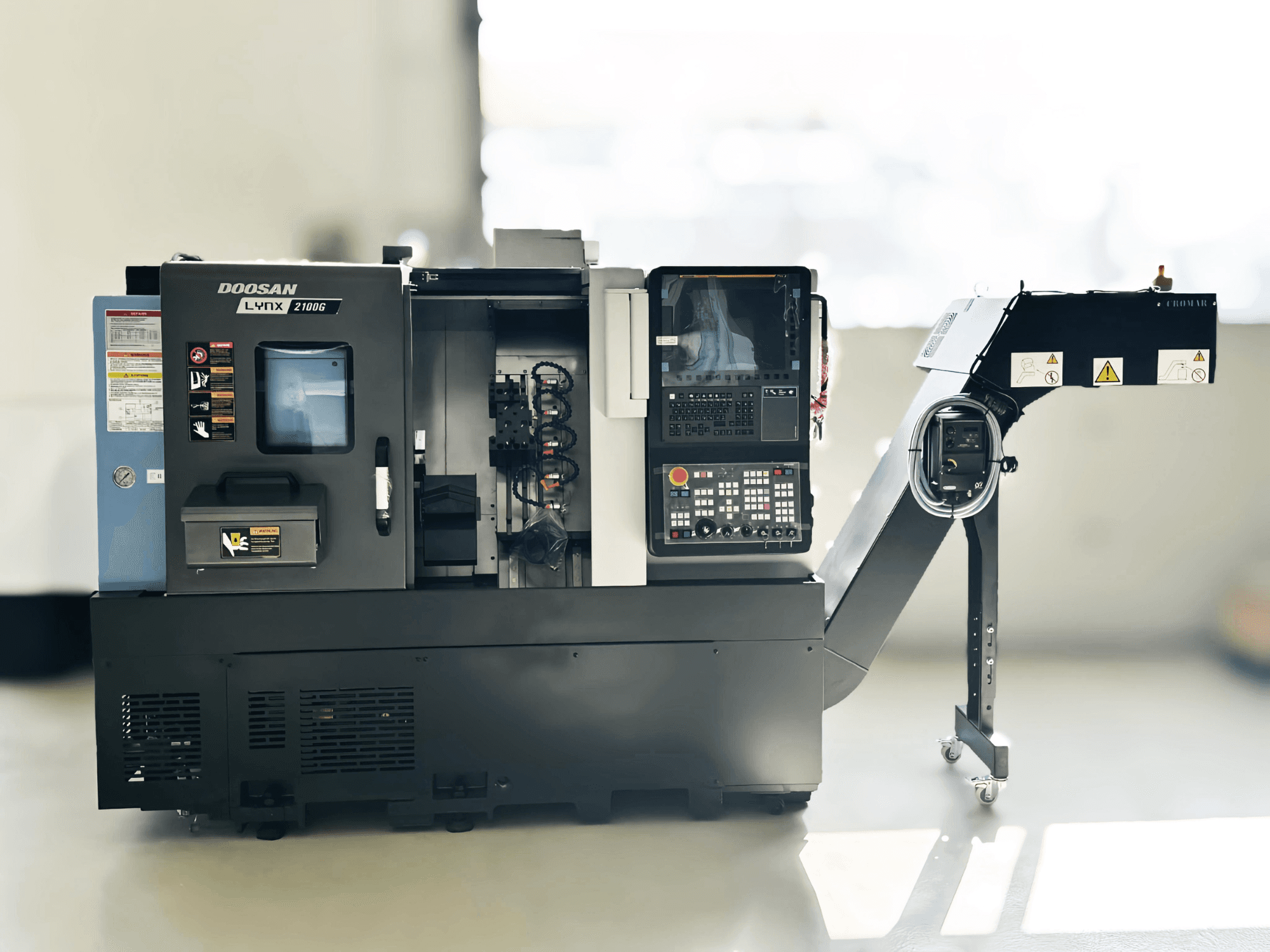 DOOSAN LYNX 2100GA Zwitserse draaimachine in zijaanzicht met bedieningspaneel en gereedschapshouder zichtbaar.