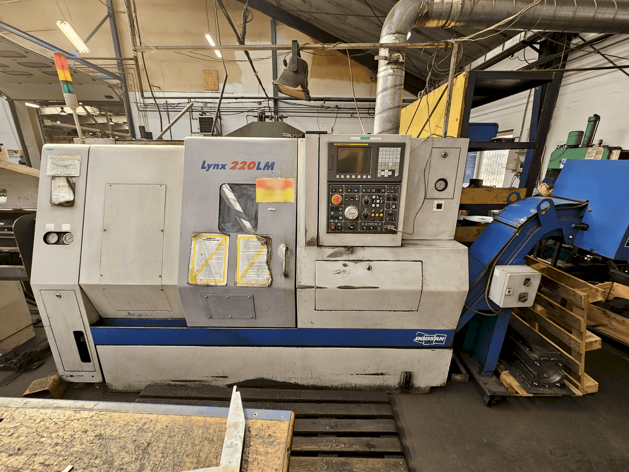 Vooraanzicht van DOOSAN LYNX 220LMA machine