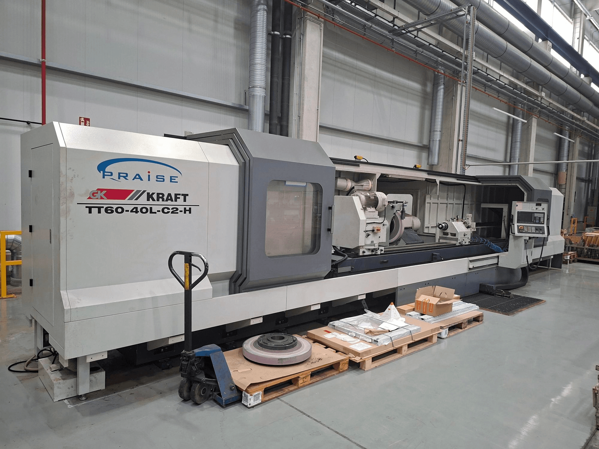 KRAFT TT60-40L-C2-H cilindrische slijpmachine, zijaanzicht, met weergave van de bedieningselementen en de slijpschijf in een werkplaatsomgeving.