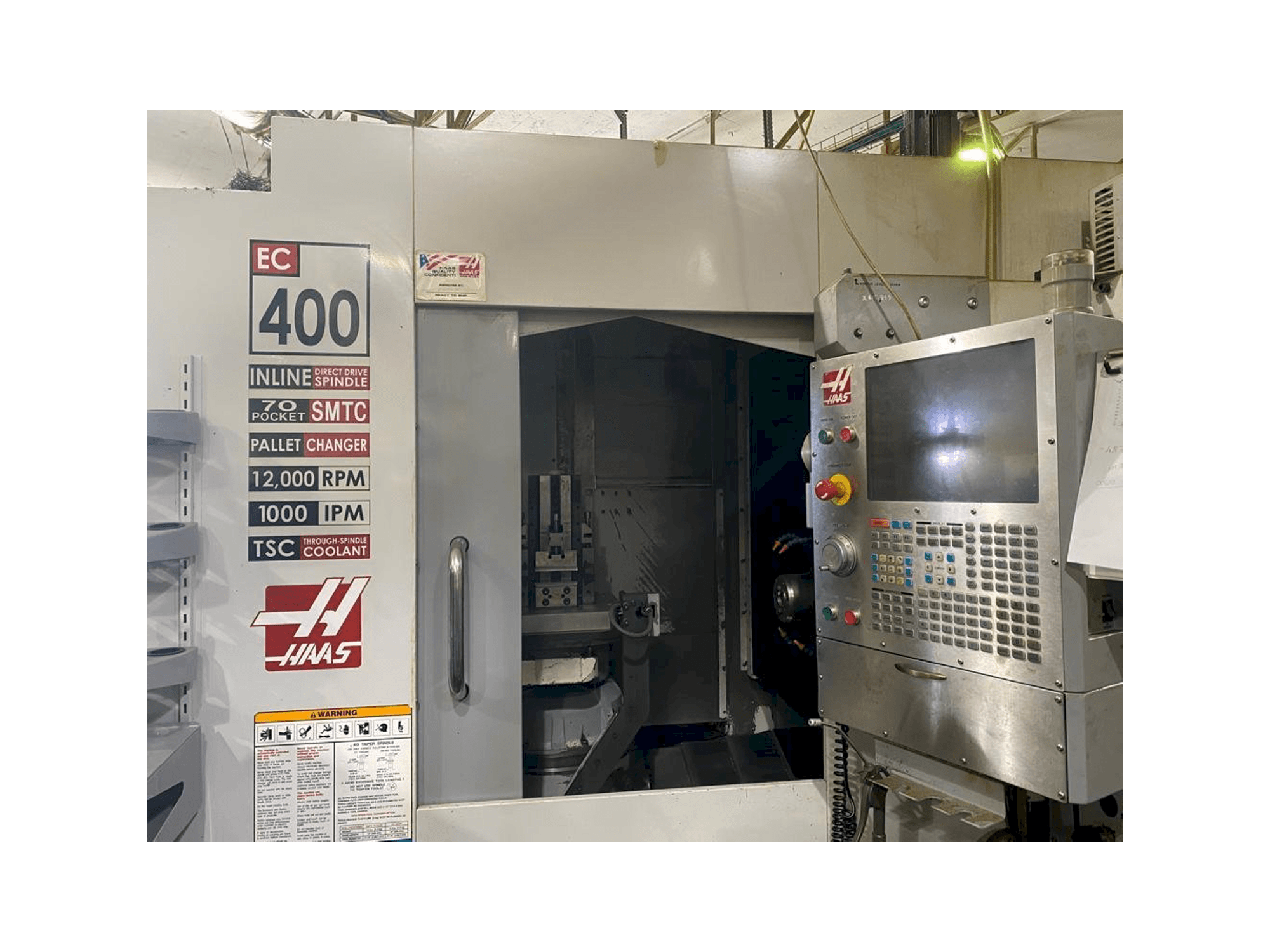 Vooraanzicht van HAAS EC-400 machine