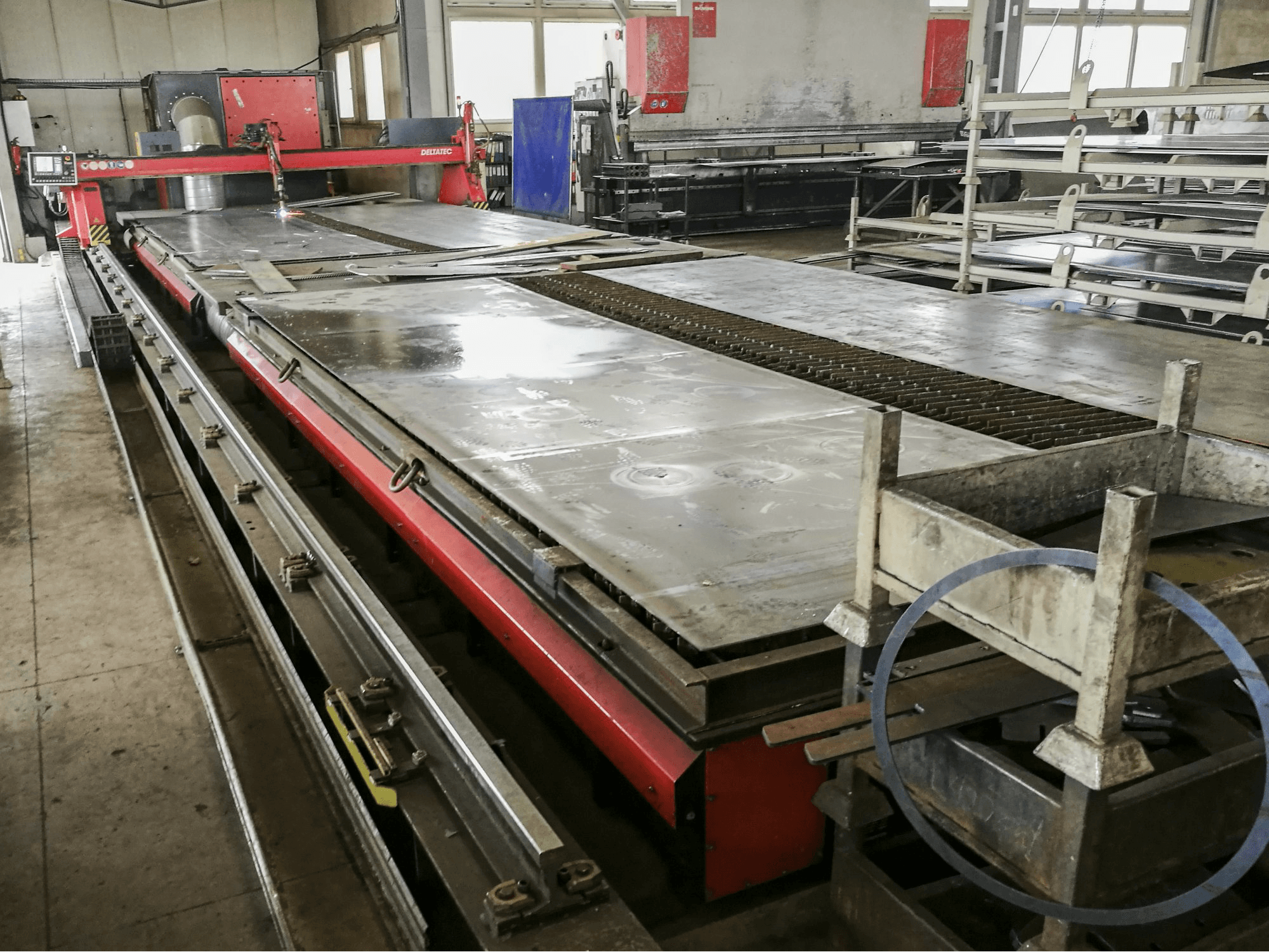 Links zicht van KOIKE DELTATEC machine