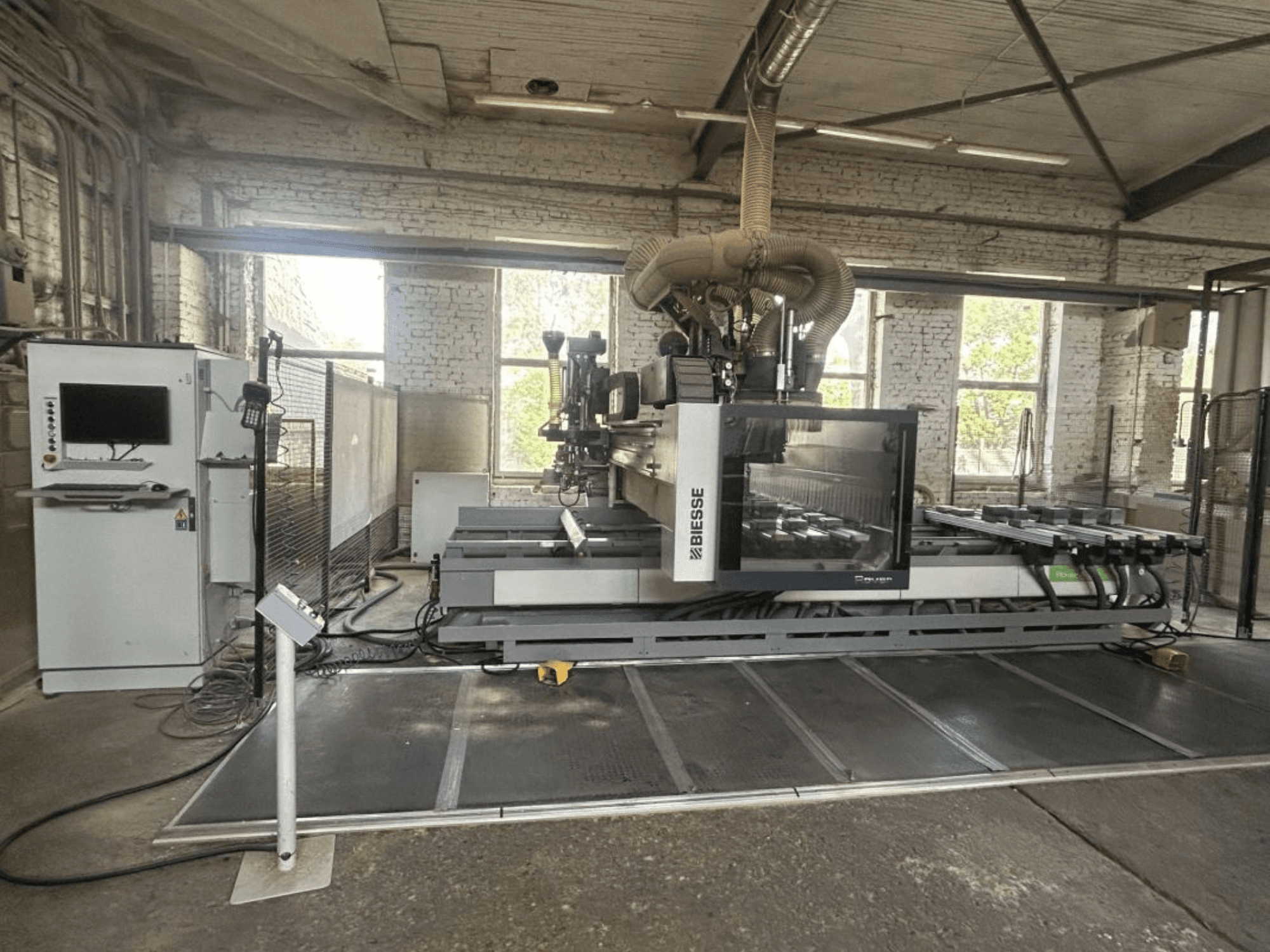 BIESSE Rover A Edge 1643 CNC-bewerkingscentrum, vooraanzicht, met het bedieningspaneel, de werktafel en de industriële omgeving.