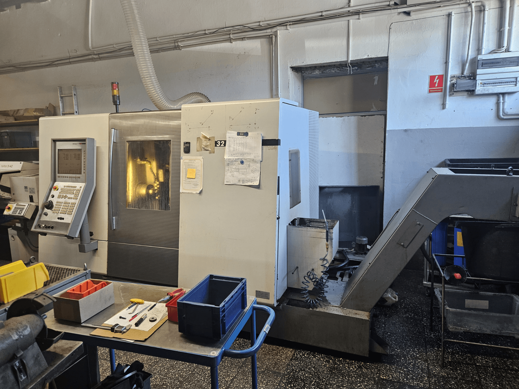 Meerassige draaimachine DMG GILDEMEISTER Sprint 32 lineair, vooraanzicht in een werkplaats, met bedieningspaneel en gereedschappen zichtbaar.