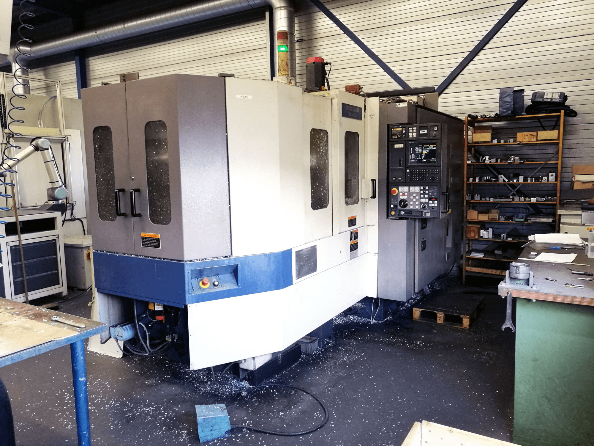 Recht aanzicht van MORI SEIKI SH-403 machine