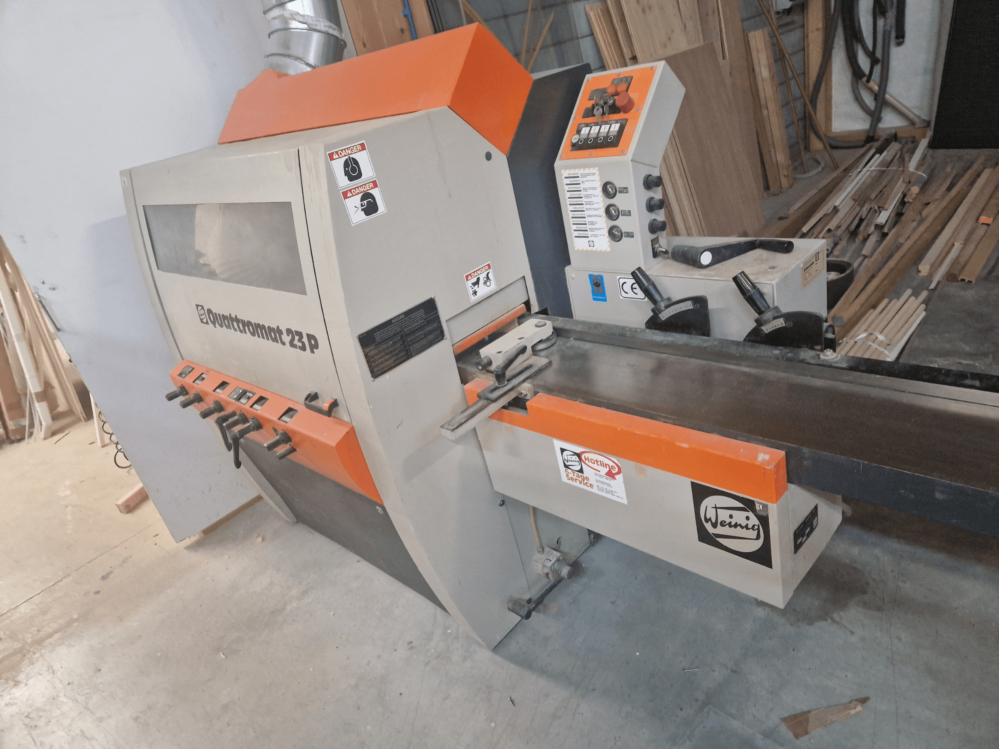 Weinig Quadtr الضوم 23 P model, vooraanzicht van een houtfreesmachine met bedieningspaneel en veiligheidswaarschuwingen.