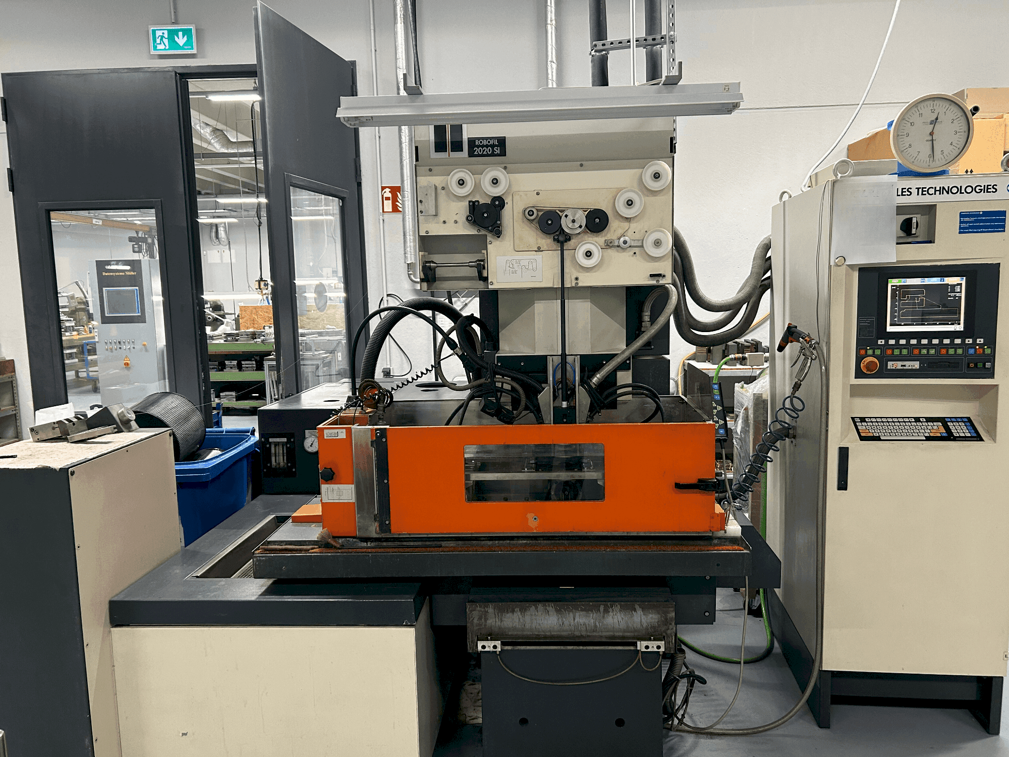 Vooraanzicht van CHARMILLES ROBOFIL 2020 SI machine