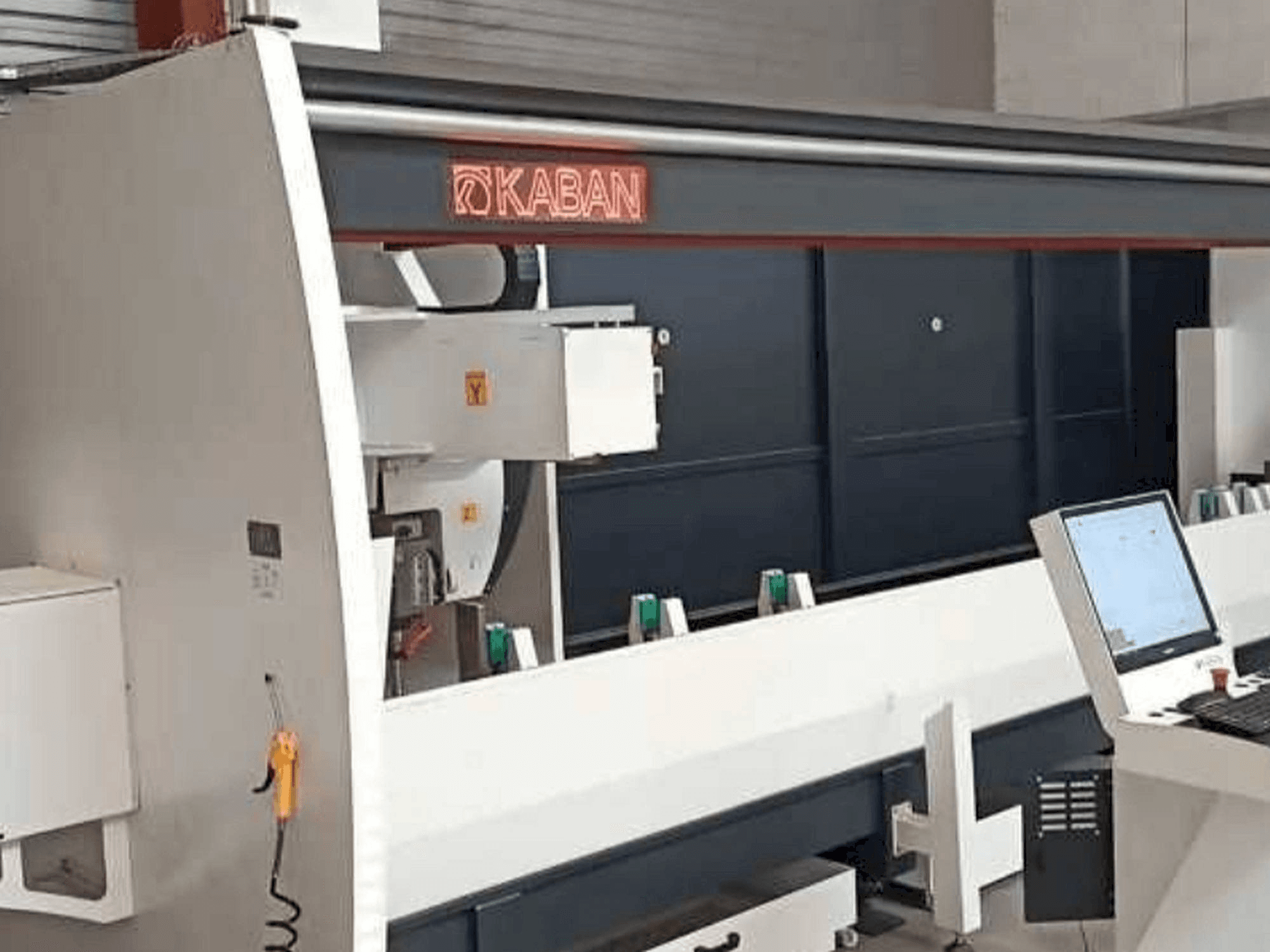 Vooraanzicht van KABAN ZC4035 machine