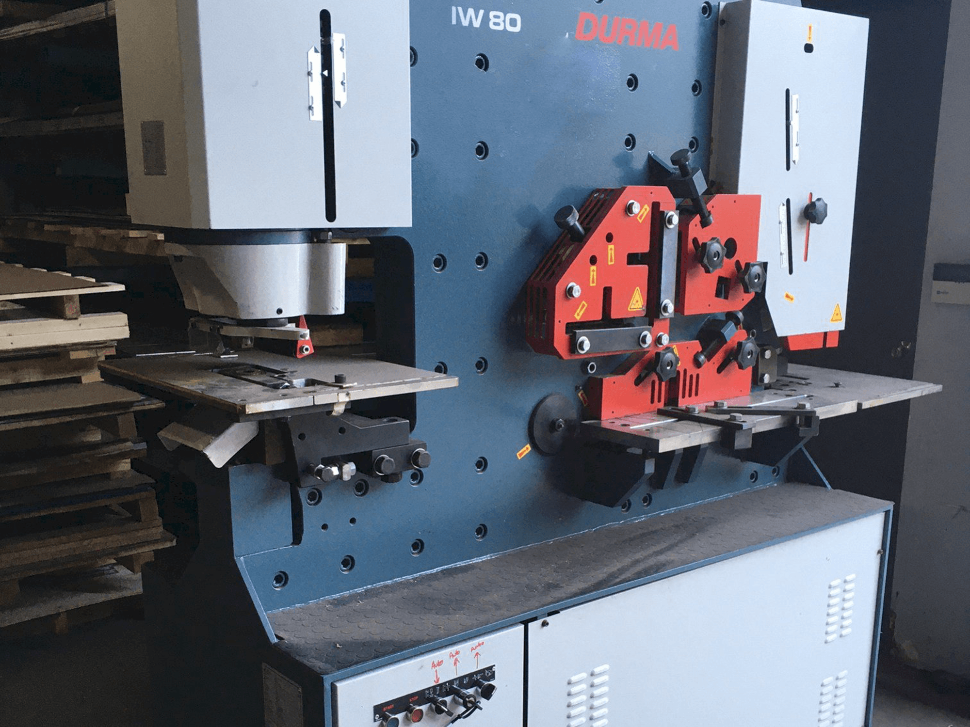 Vooraanzicht van Durma IW 80/150 machine