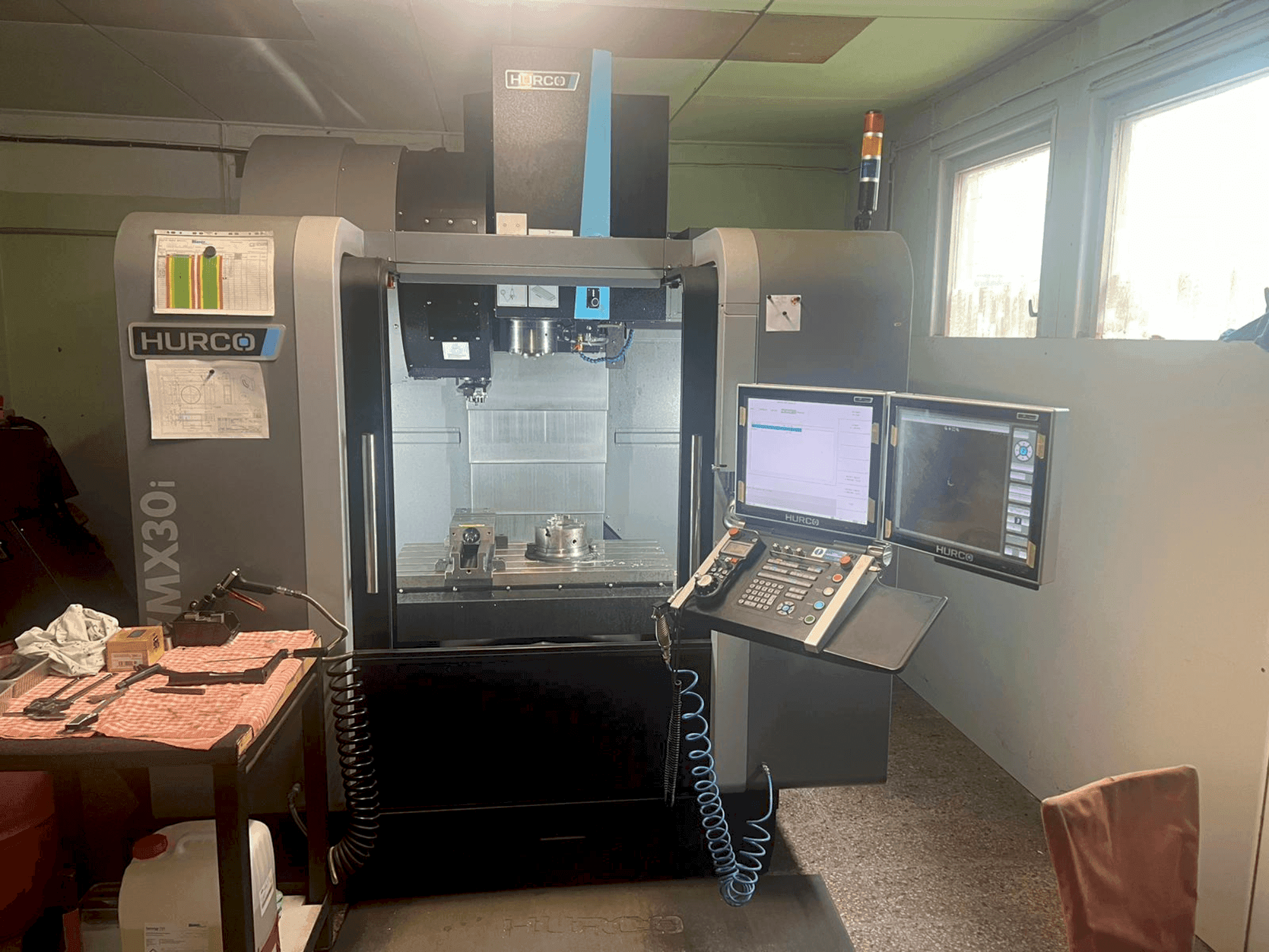 Vooraanzicht van Hurco VMX30i machine