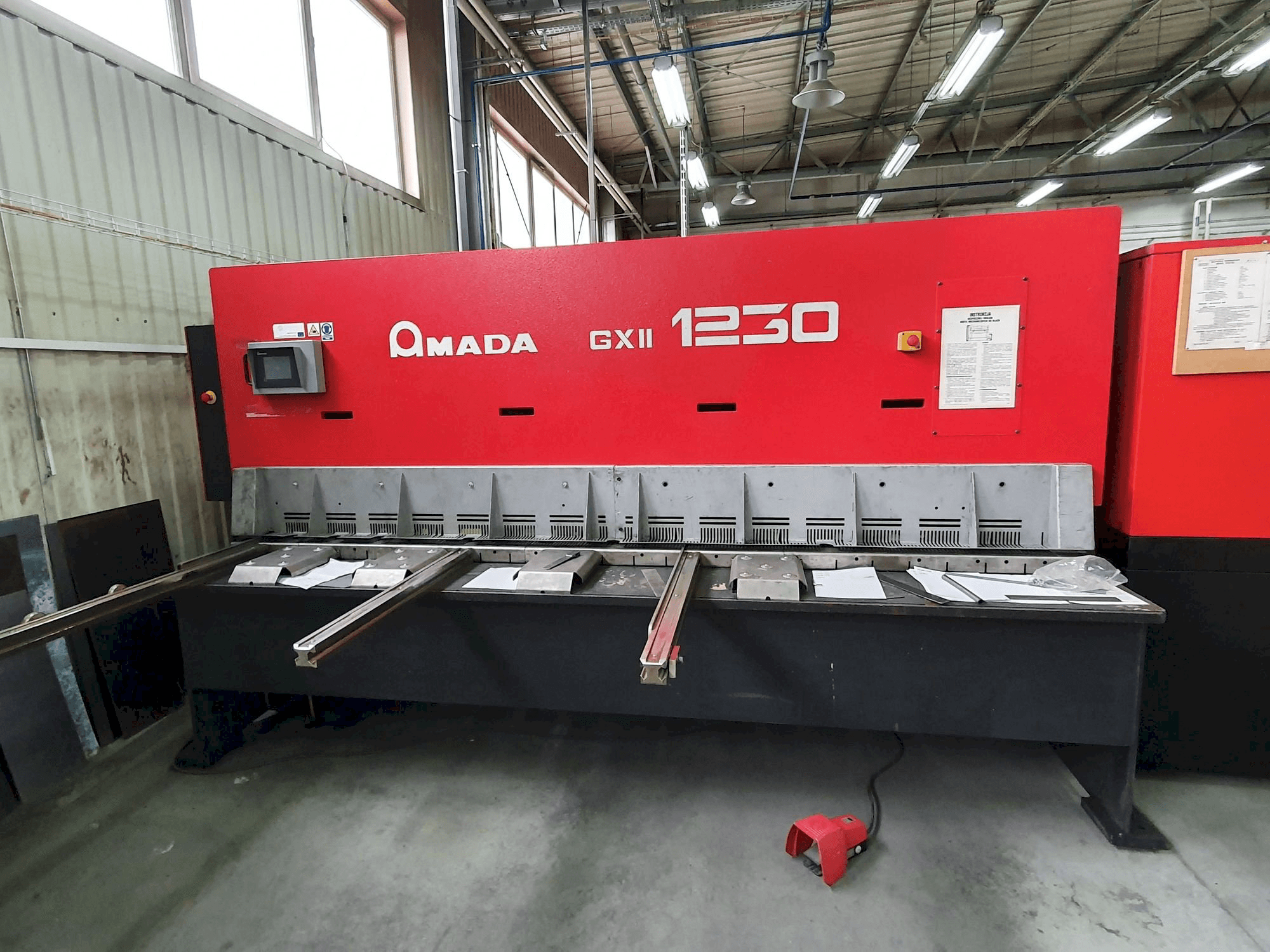 Vooraanzicht van AMADA GX II 1230 machine