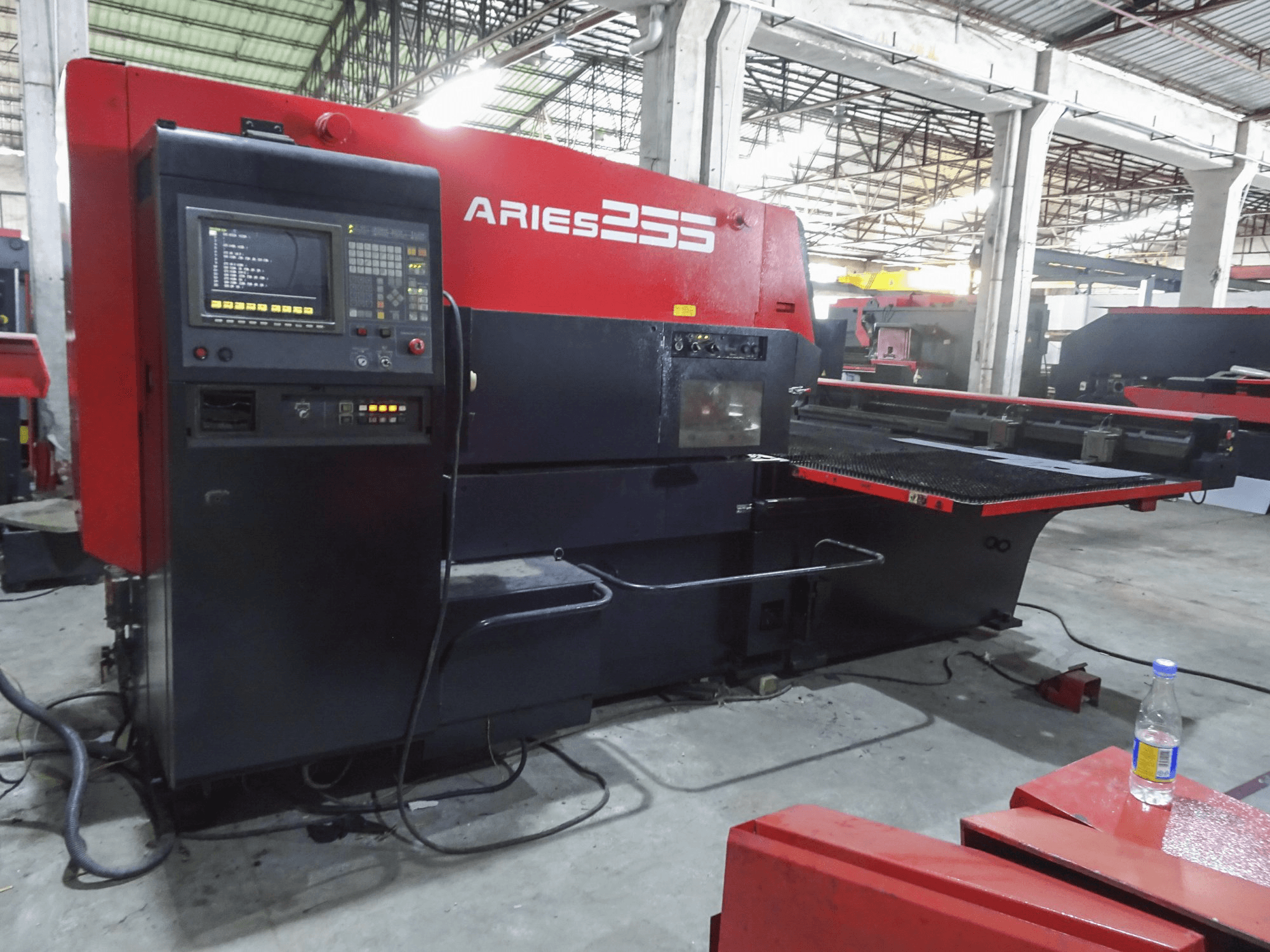 Links zicht van AMADA ARIES 255 machine
