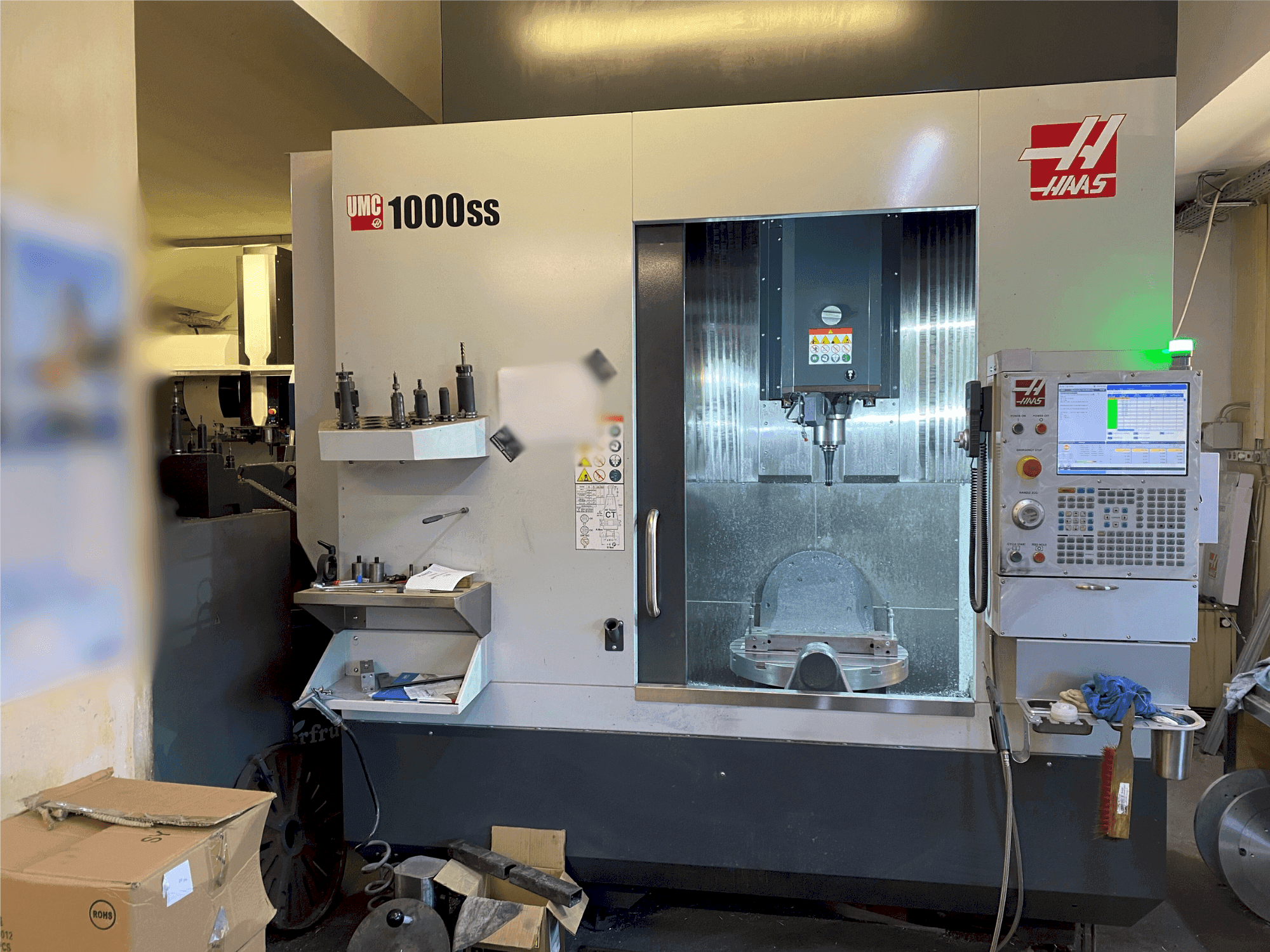 Vooraanzicht van HAAS UMC-1000SS machine