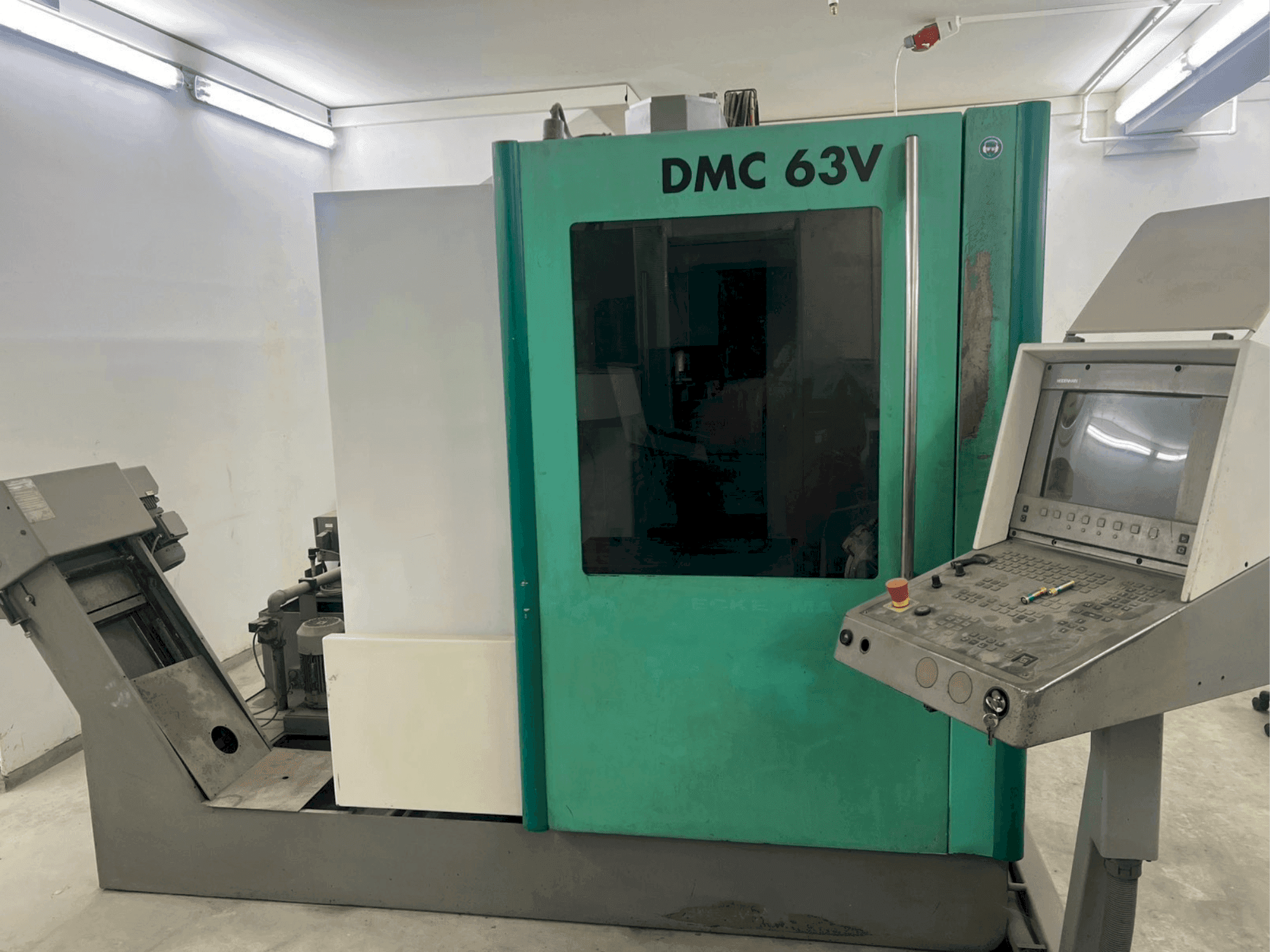 Vooraanzicht van DECKEL MAHO DMC 63V machine