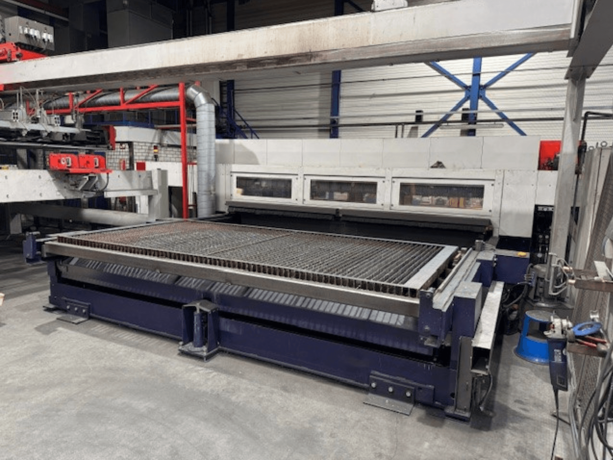 Bystronic BySpeed 4020 CO2 lasersnijmachine in vooraanzicht, met een ruime snijtafel en mechanische componenten.