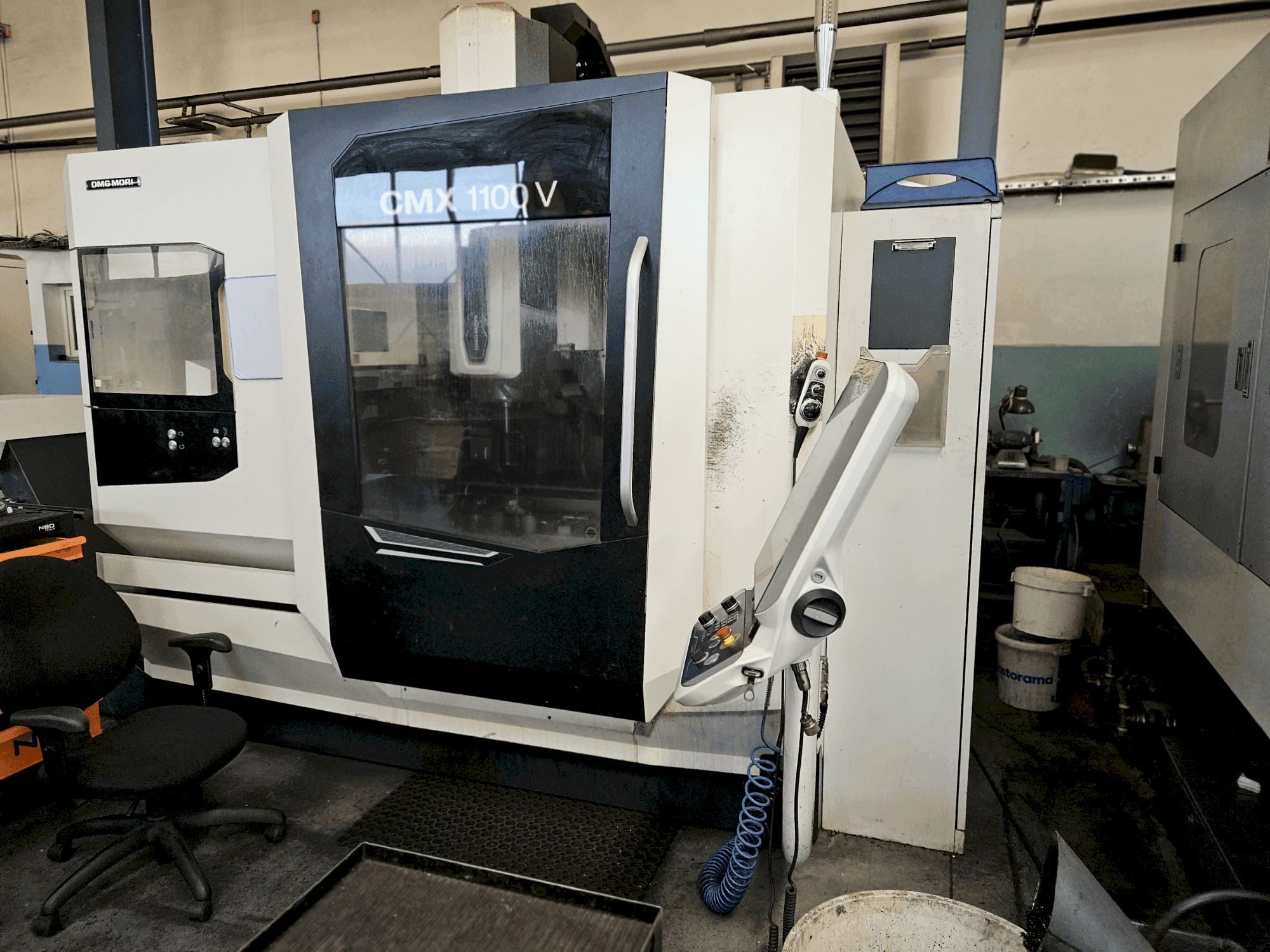 Vooraanzicht van DMG CMX 1100V machine