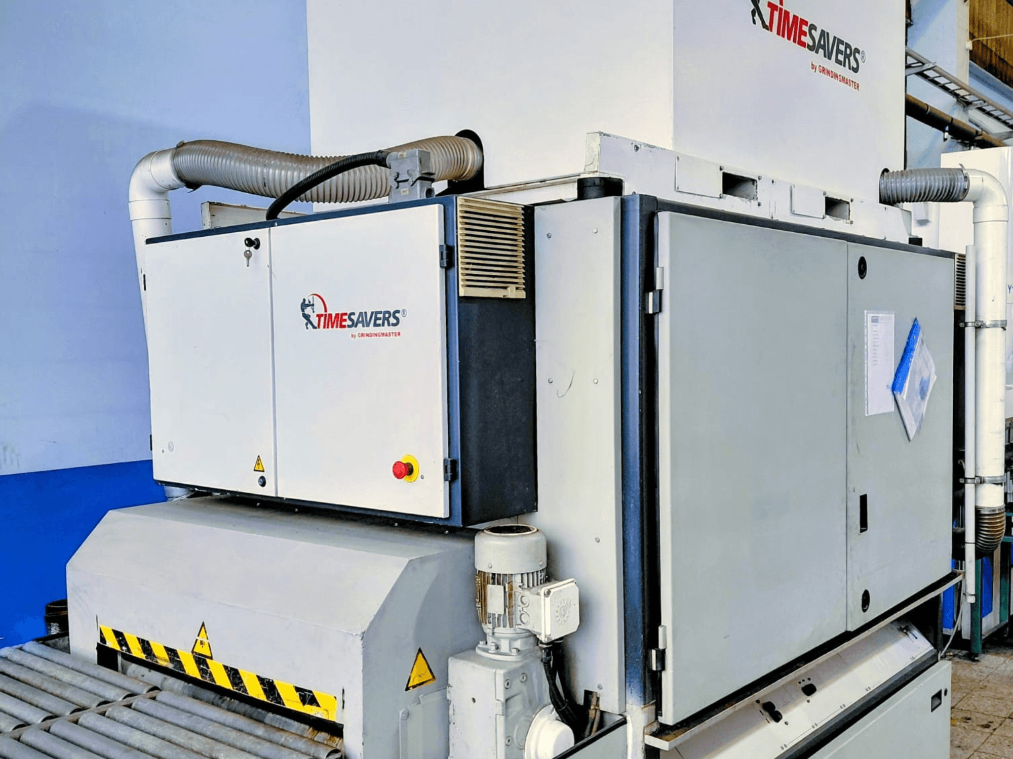 TIME SAVERS industriële schuurmachine, zijaanzicht, met verstelbare rol, bedieningspaneel en stofafzuigsysteem.