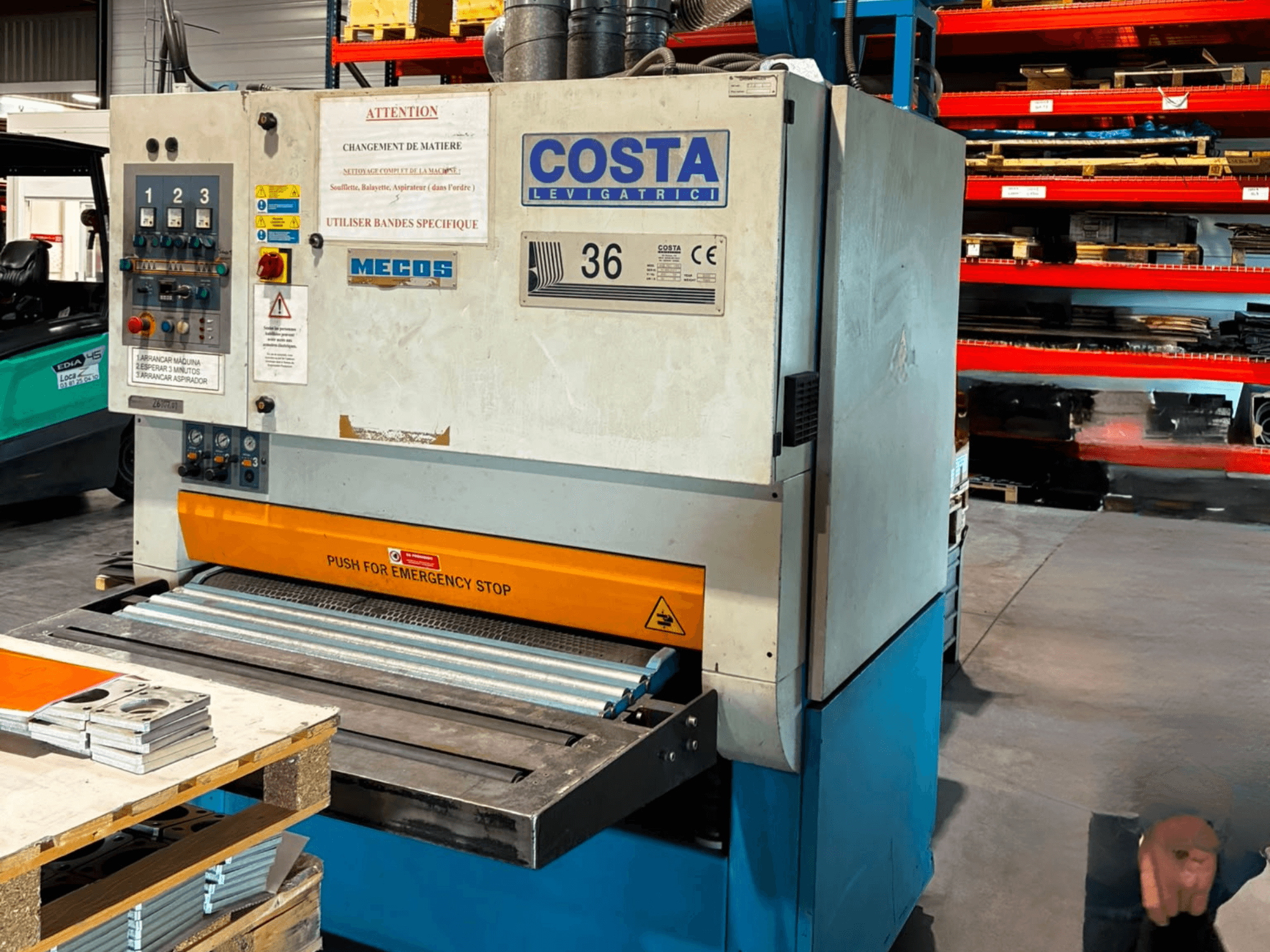 Costa M36 CCS 1150 ontbraammachine in zijaanzicht, met bedieningspaneel, noodstop en transportband.
