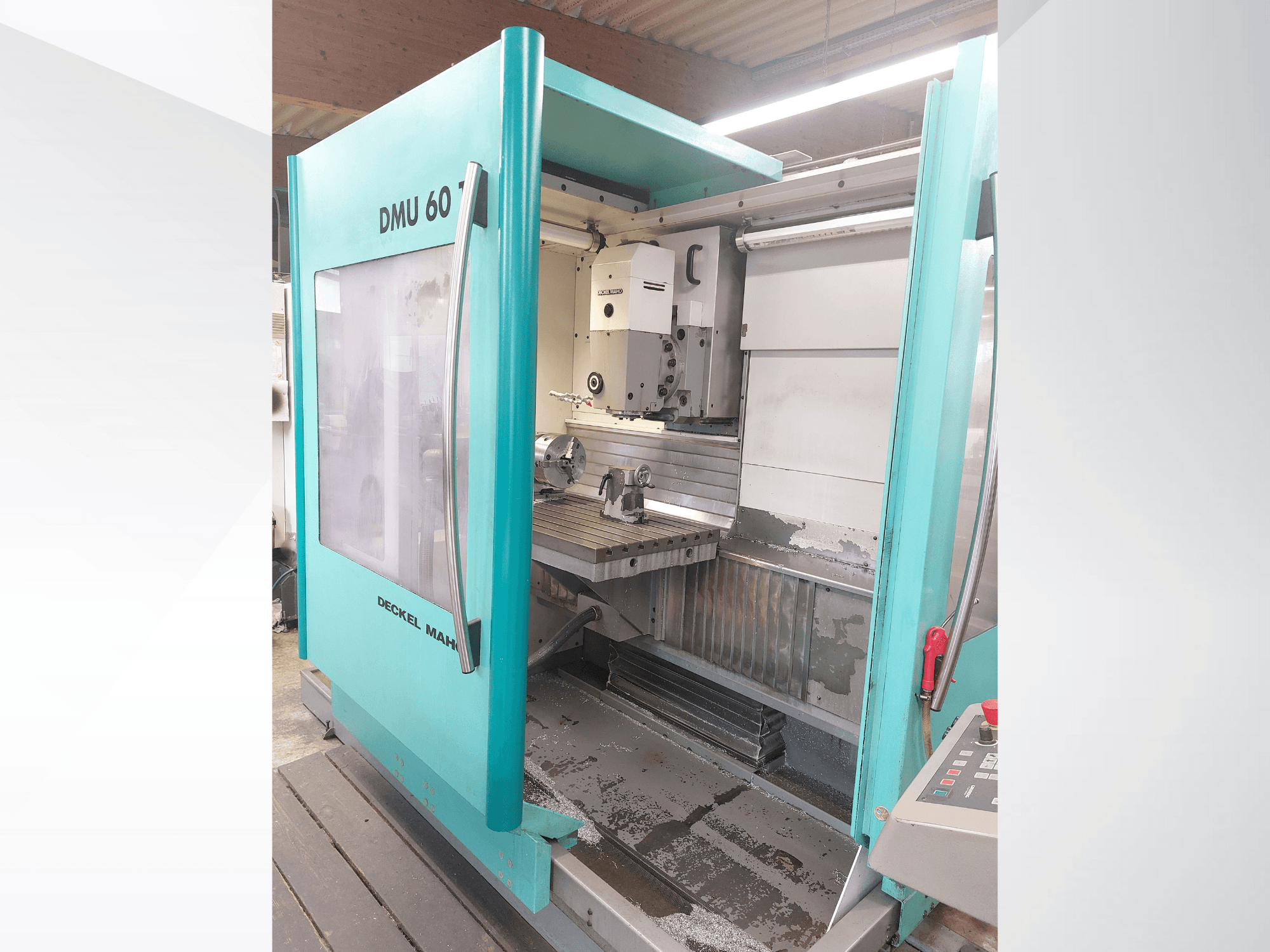 Deckel MAHO DMU 60 CNC machine, vooraanzicht. Voorzien van een zichtbaar bedieningspaneel en freestafel met werkstukopstelling.