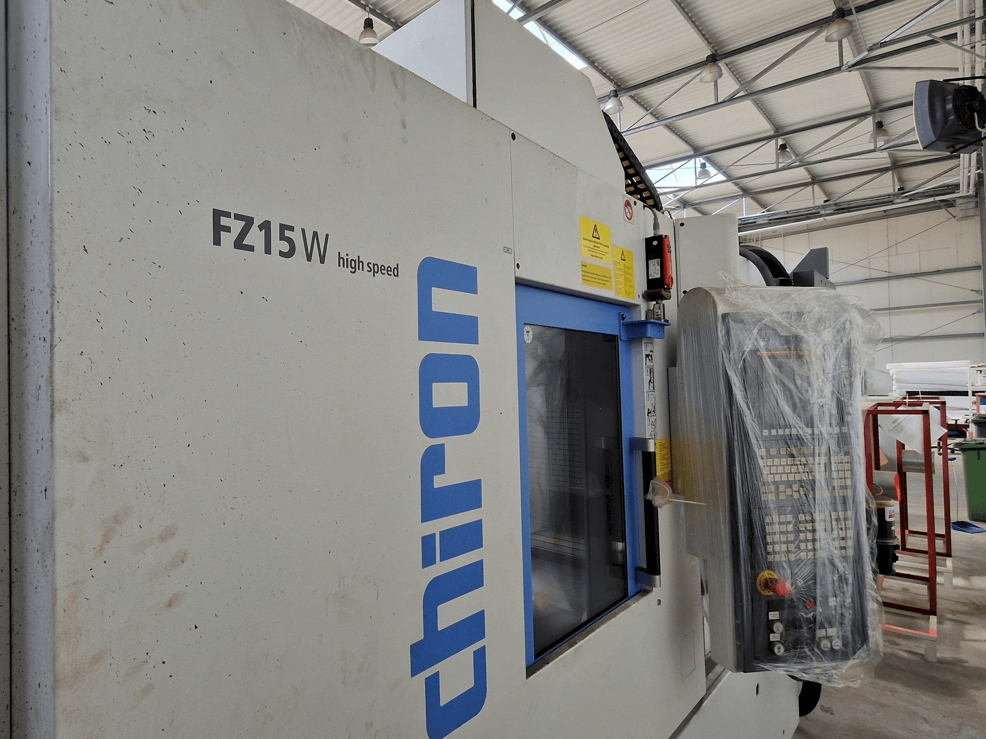 Linkerzijdeaanzicht van CHIRON FZ15 W HS machine