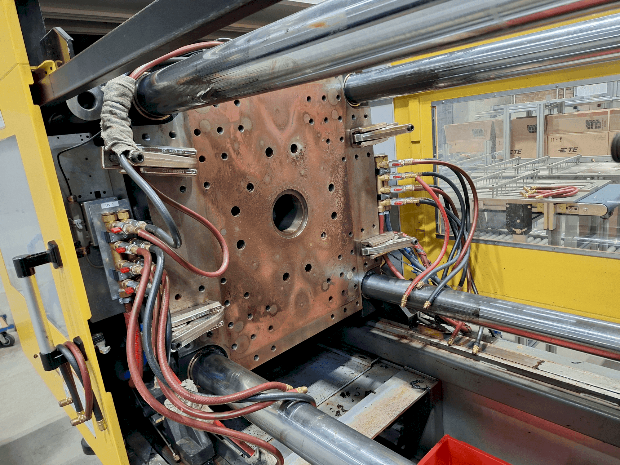 Vooraanzicht van FANUC Roboshot S220iA machine