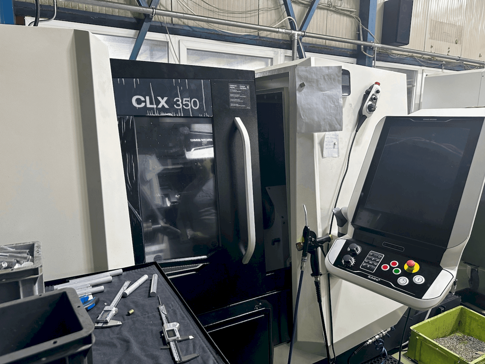 Vooraanzicht van DMG MORI CLX 350 V6 machine