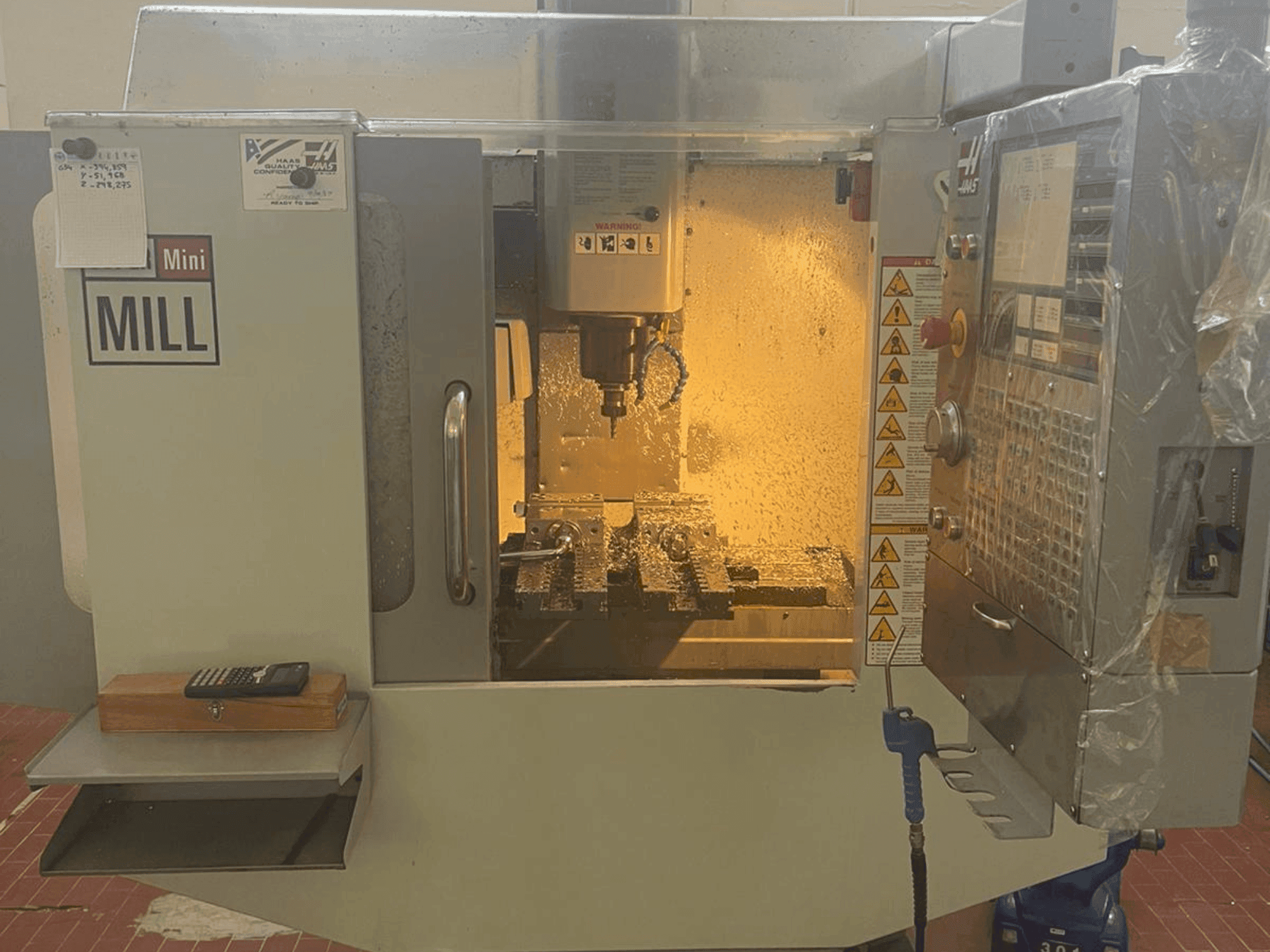 Vooraanzicht van HAAS S MiniMill HE machine