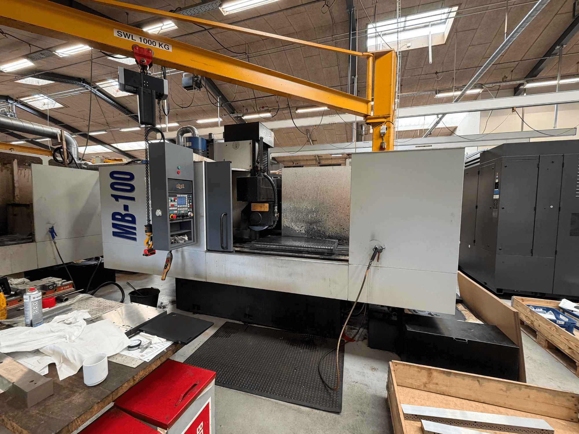 FAVRETTO MB-100 vlakslijpmachine, vooraanzicht, met het bedieningspaneel en het werkgebied in een werkplaatsomgeving.