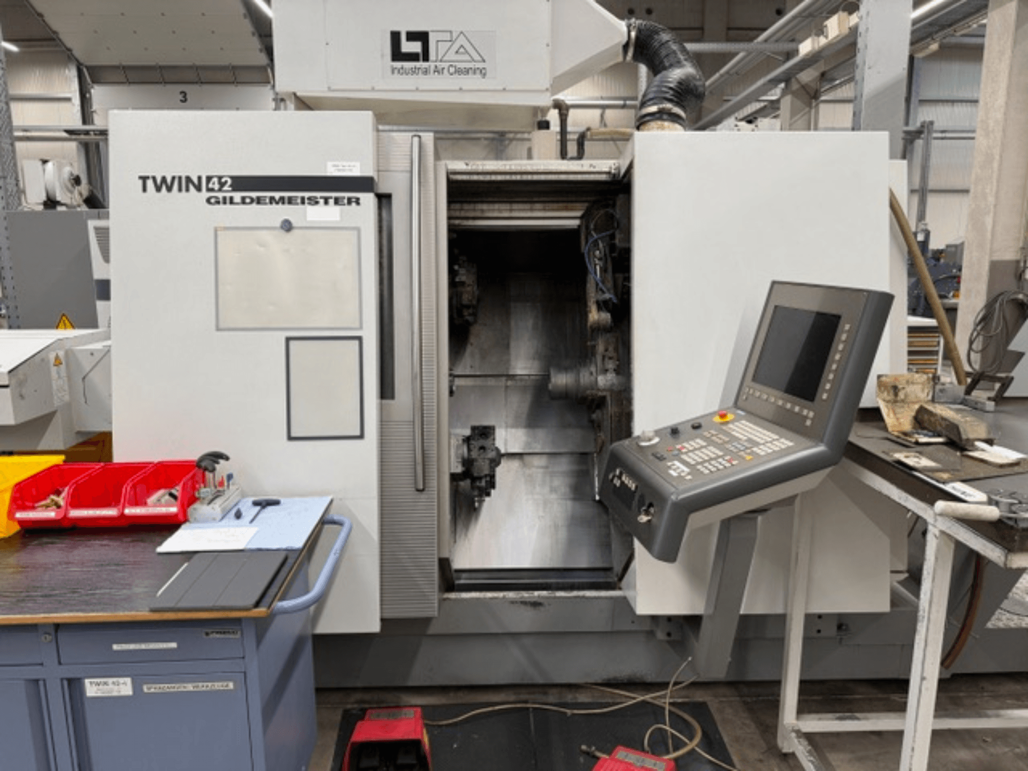 Gildemeister TWIN 42 horizontale draaimachine, vooraanzicht met bedieningspaneel en open werkruimte.