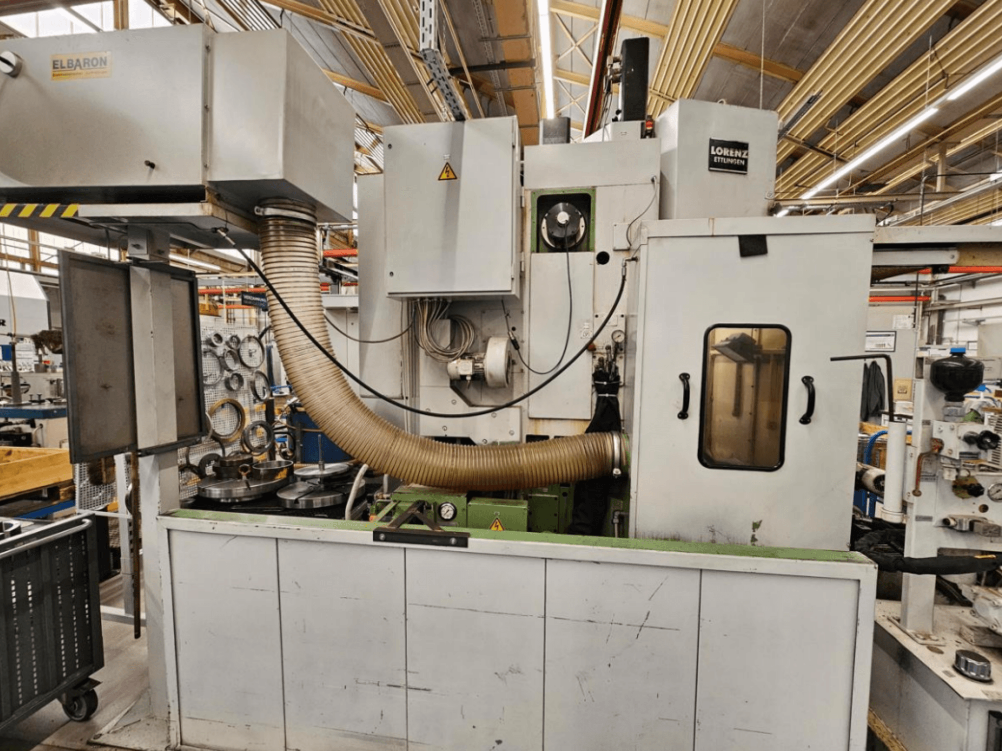 LORENZ LS 424 vormmachine, vooraanzicht, met groot stofafzuigsysteem en zichtbare bedieningselementen.