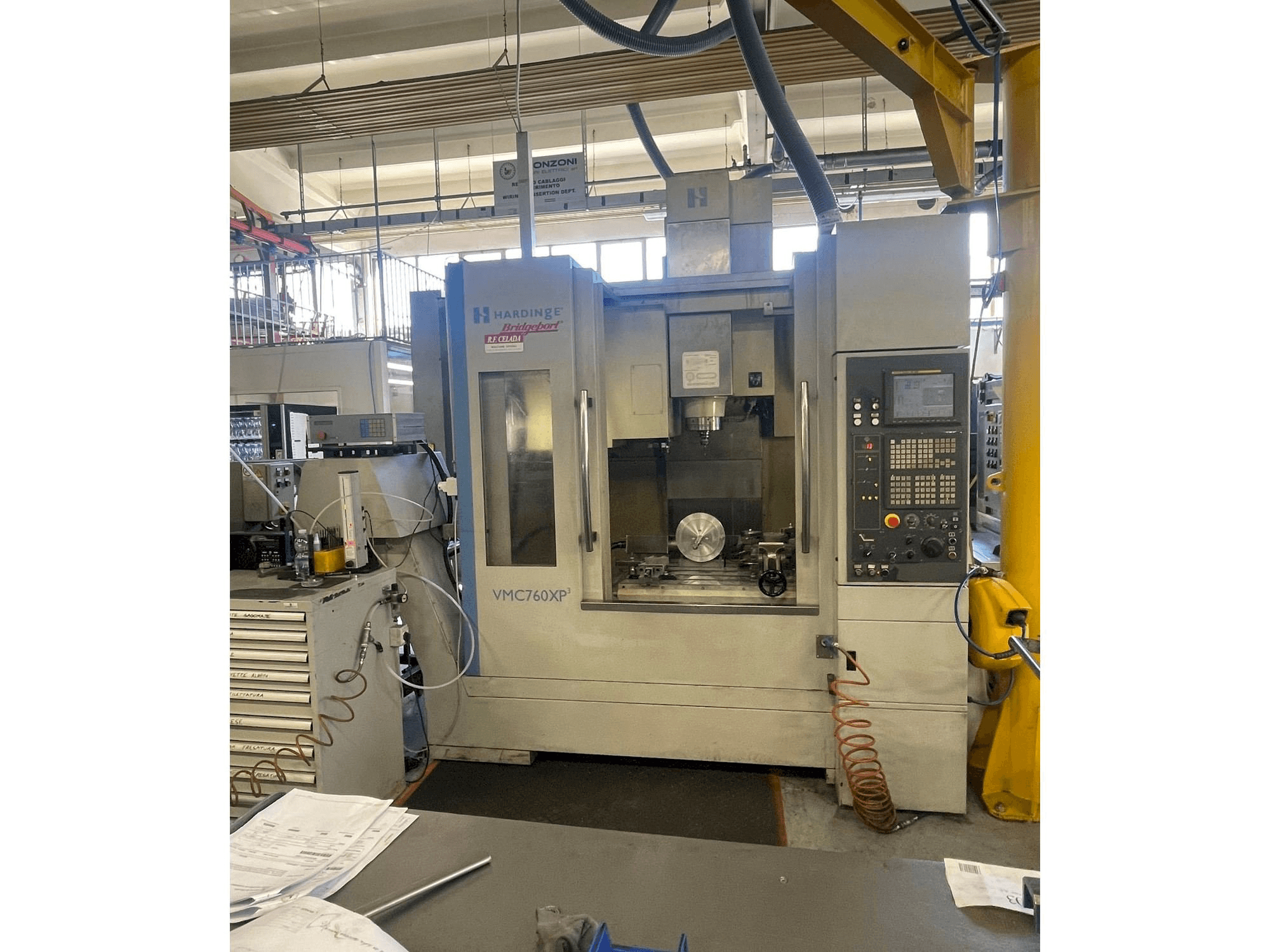 Vooraanzicht van HARDINGE Bridgeport VMC 760 XP3 machine
