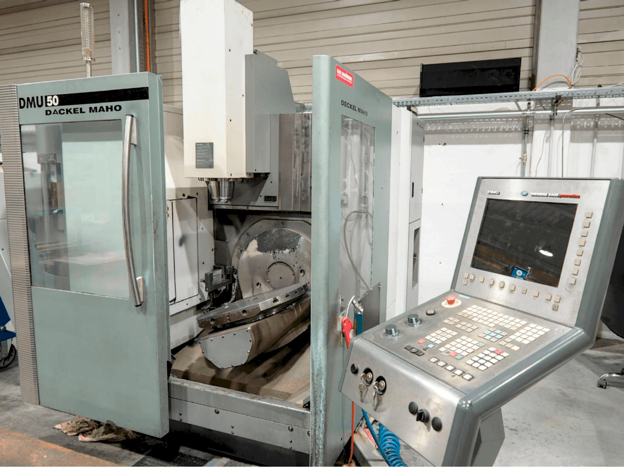 Vooraanzicht van DMG DMU 50 machine