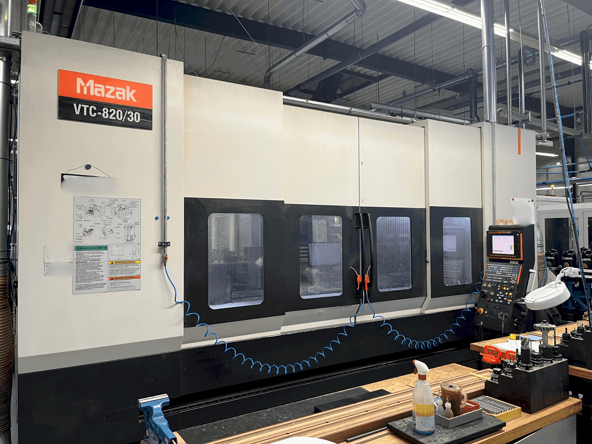 Vooraanzicht van Mazak VTC-820/30 machine