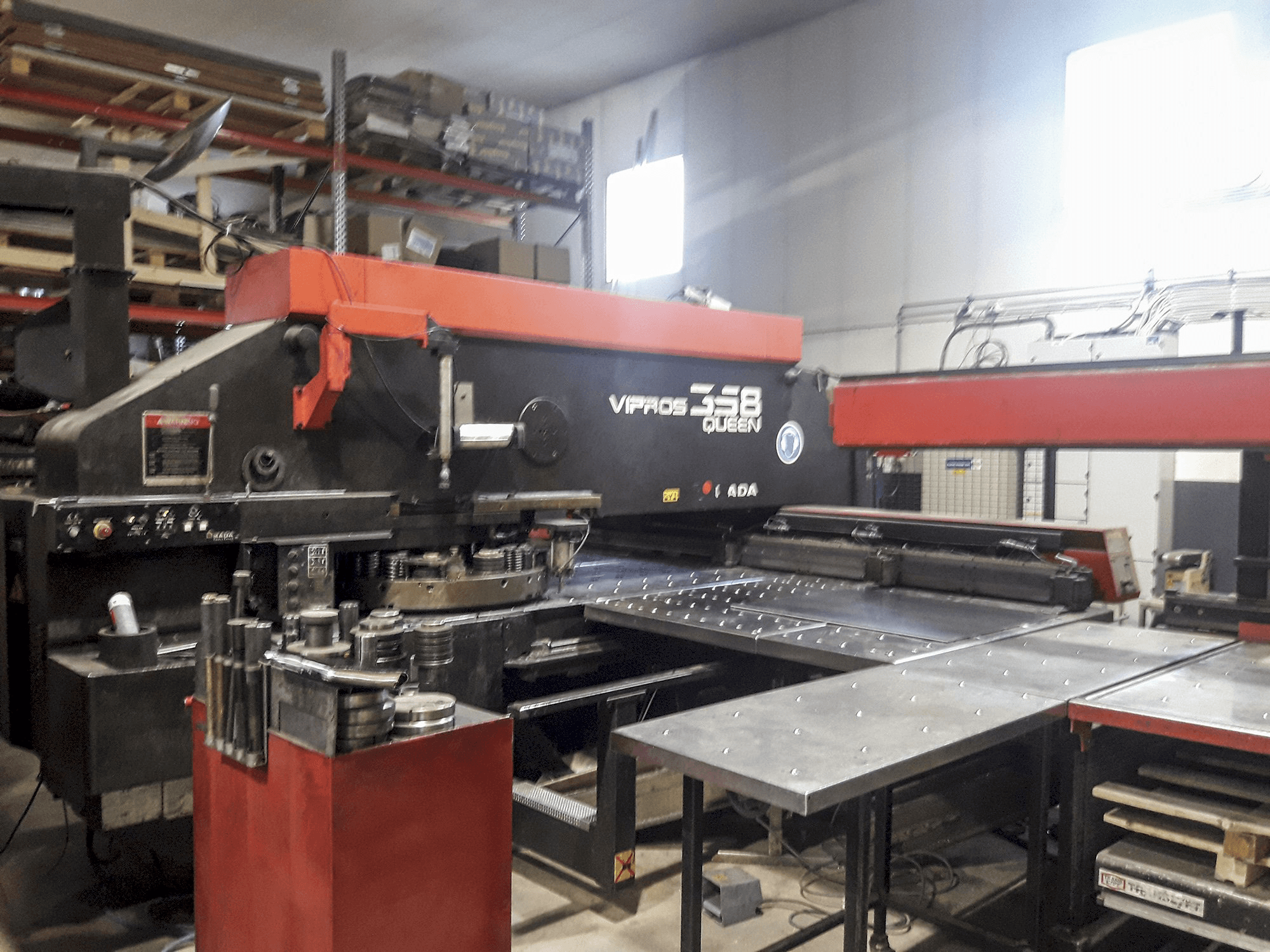 Recht aanzicht van AMADA 358 Vipros QUEEN machine