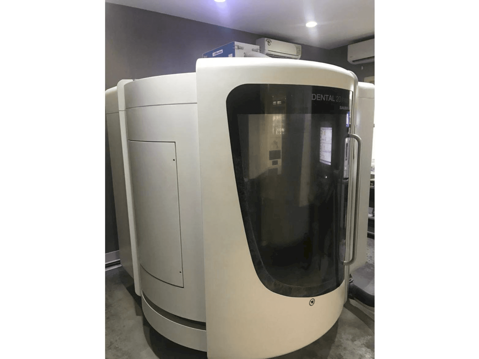 Vooraanzicht van DMG Mori Seiki HSC 20 Linear Dental Sauer machine