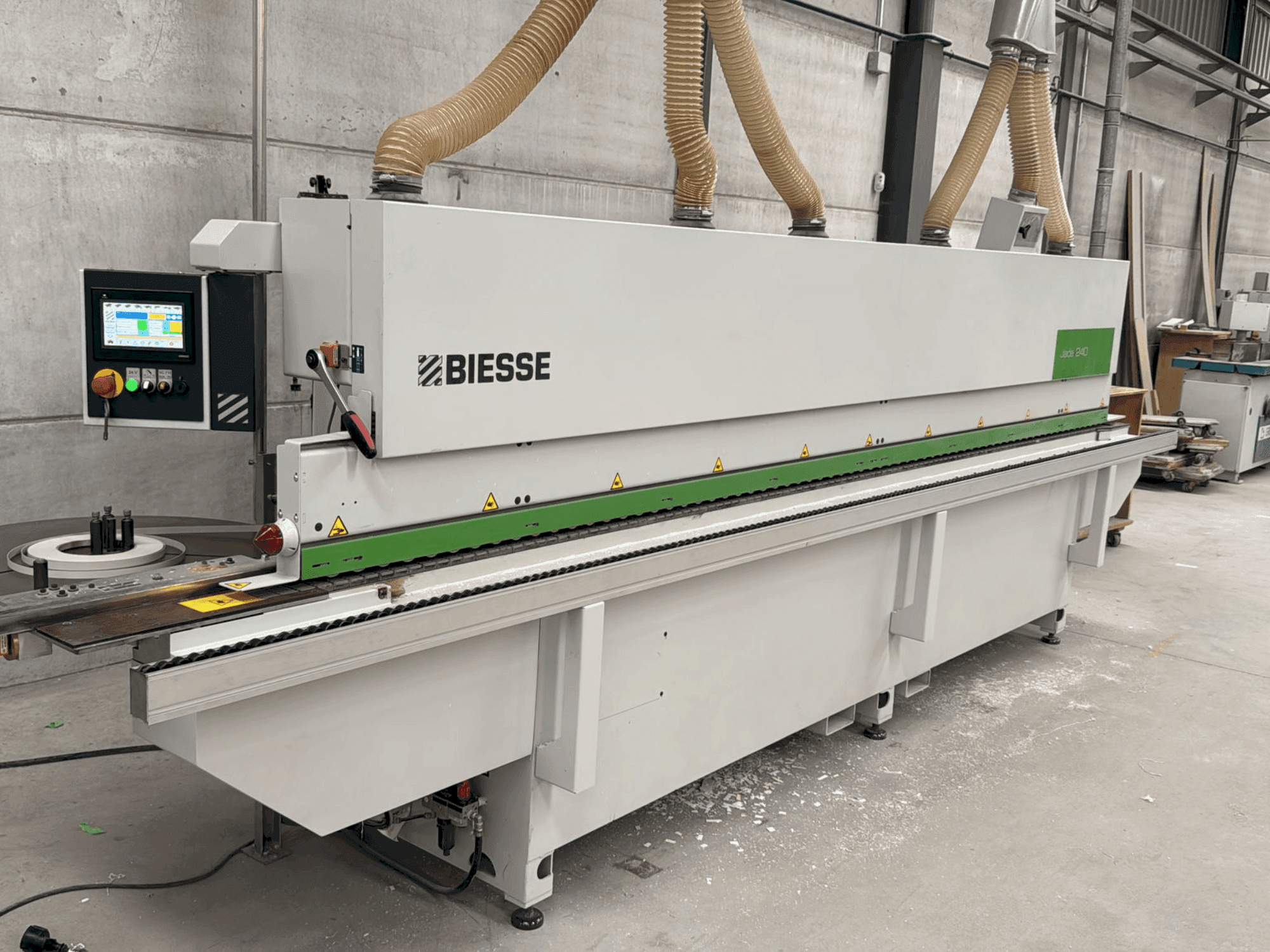 Vooraanzicht van BIESSE Jade 240 machine