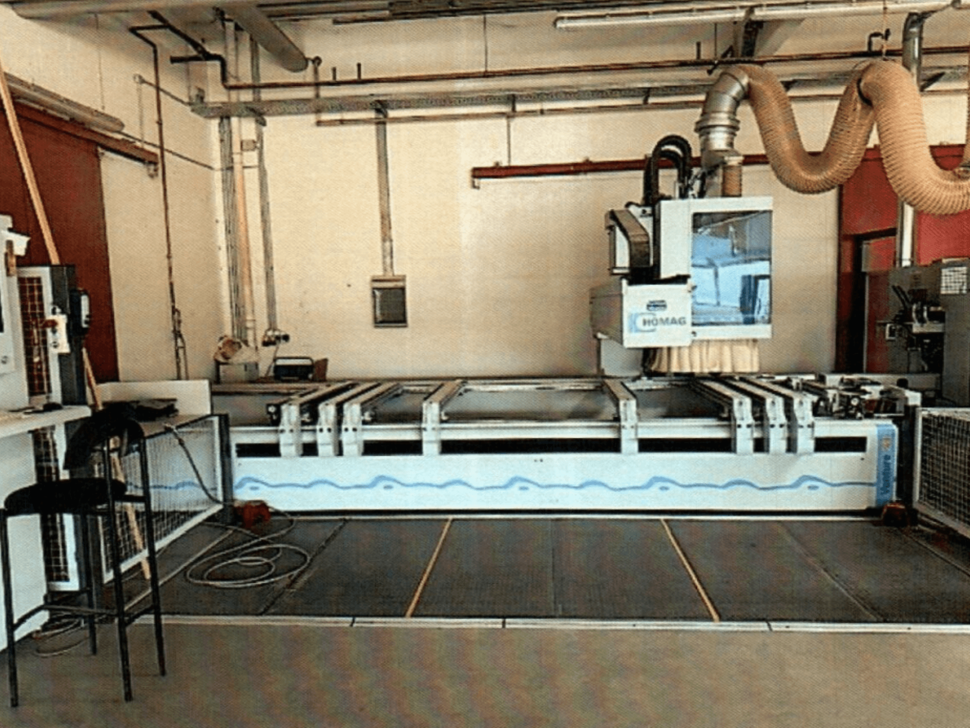 HOMAG BAZ 211/40K CNC houtbewerkingscentrum in een werkplaats, met het bedieningspaneel en het snijgedeelte van de machine.