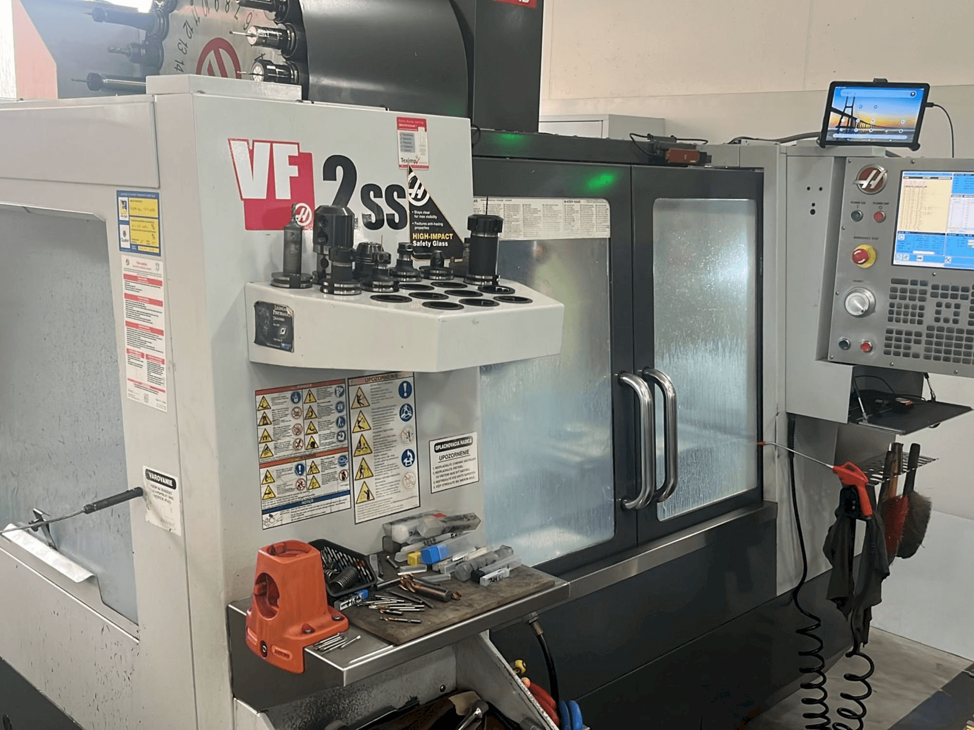Vooraanzicht van HAAS VF-2SS machine